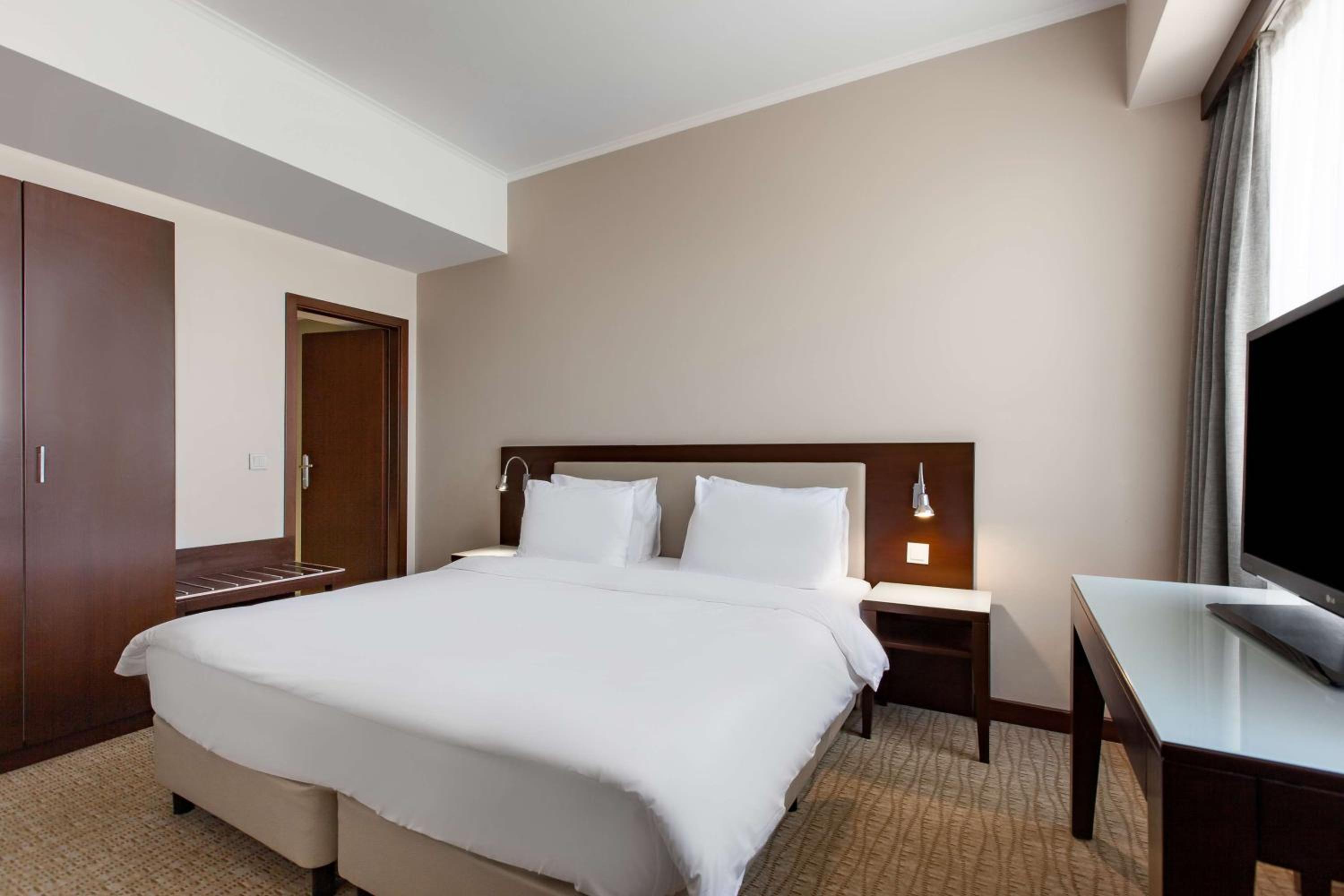 Suite with City View - Photo 11