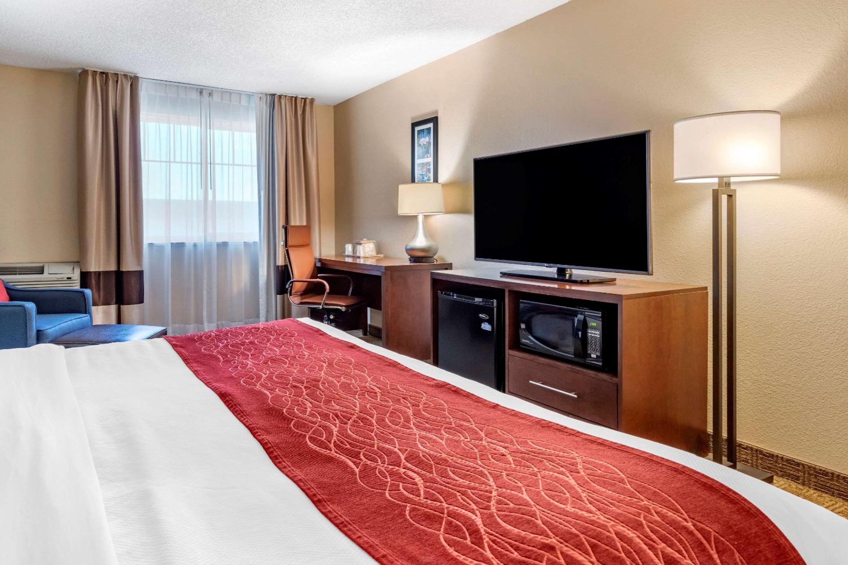 King Room - Non-Smoking - Photo 3