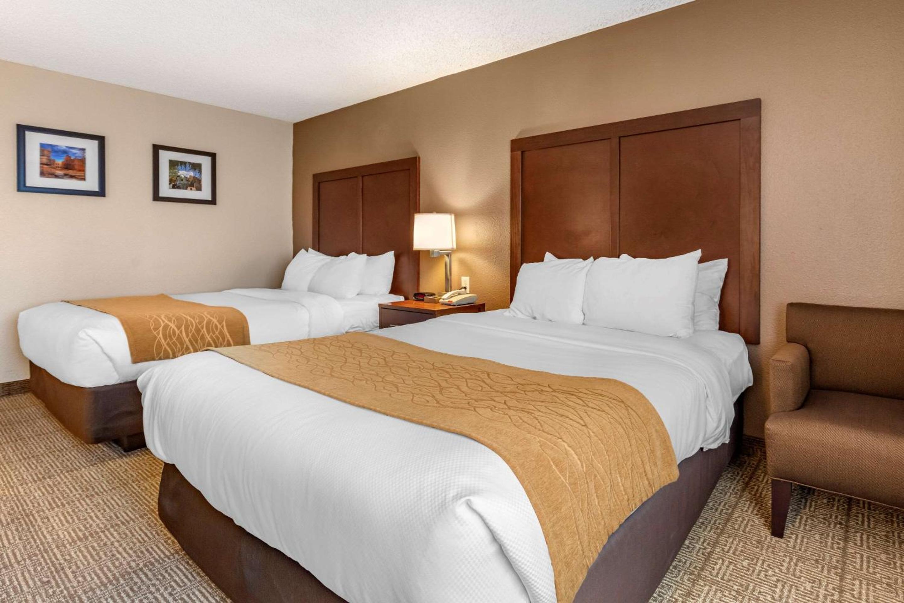 Queen Room with Two Queen Beds - Non-Smoking - Photo 2