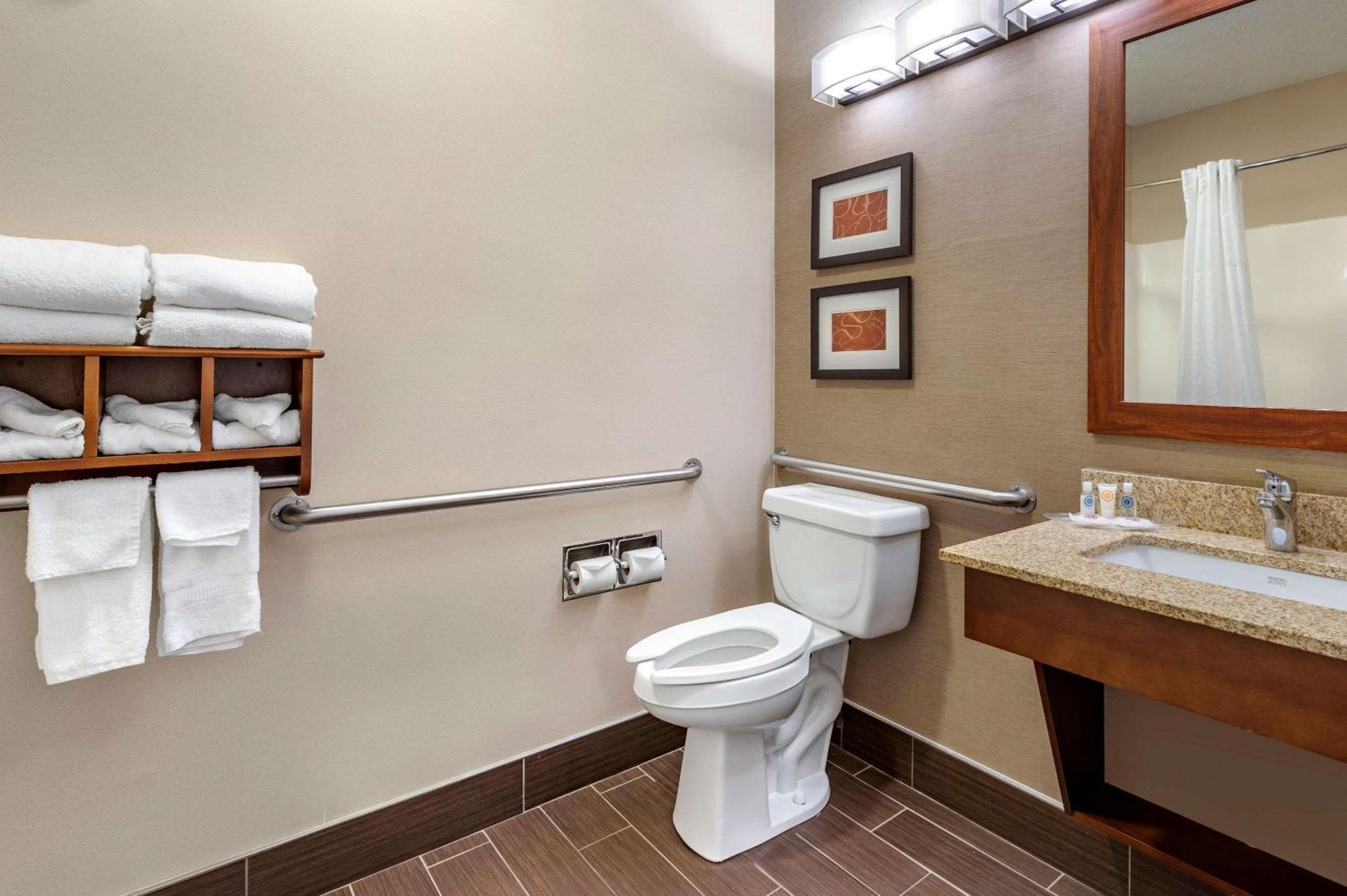 Queen Room with Two Queen Beds with Accessible Tub - Accessible/Non-Smoking - Photo 4