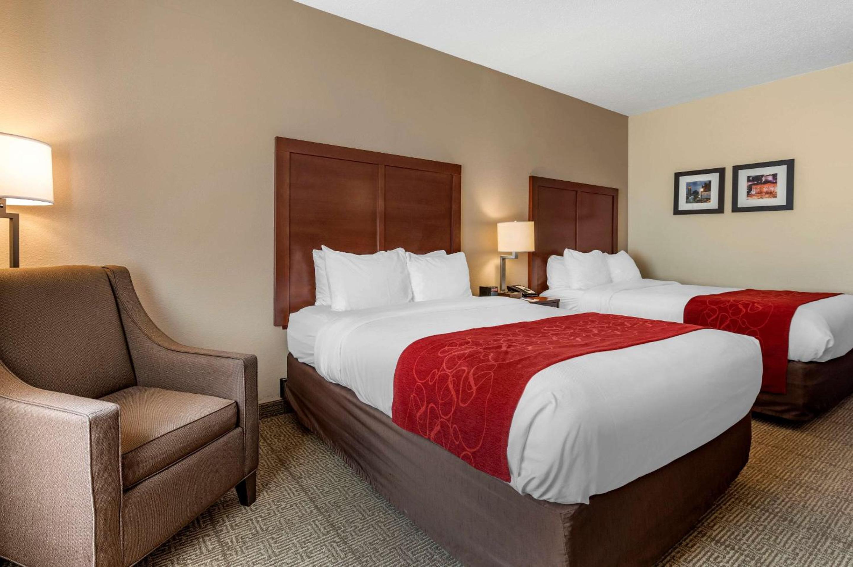 Queen Room with Two Queen Beds with Accessible Tub - Accessible/Non-Smoking - Photo 3