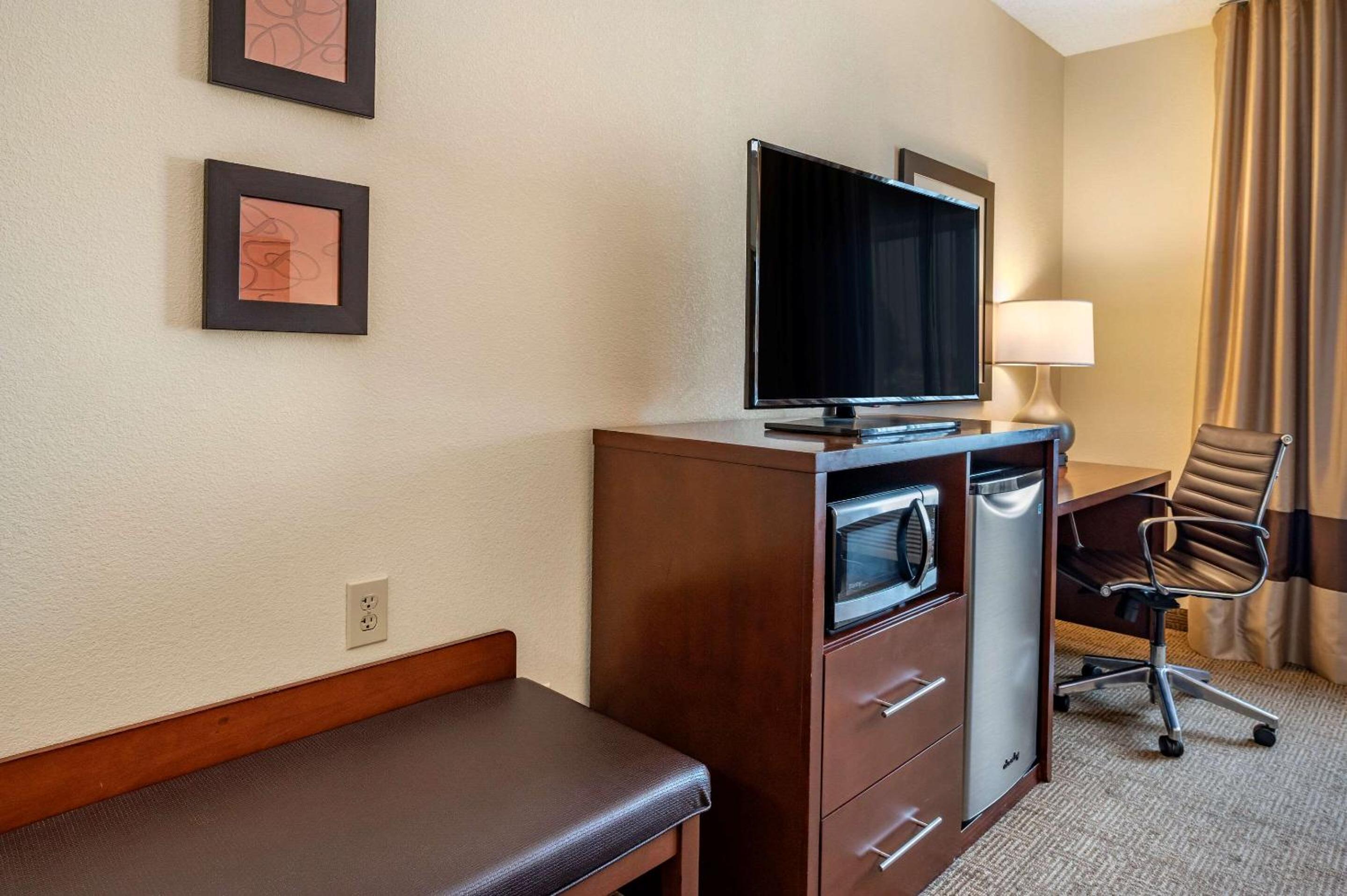 King Room - Non-Smoking - Photo 3
