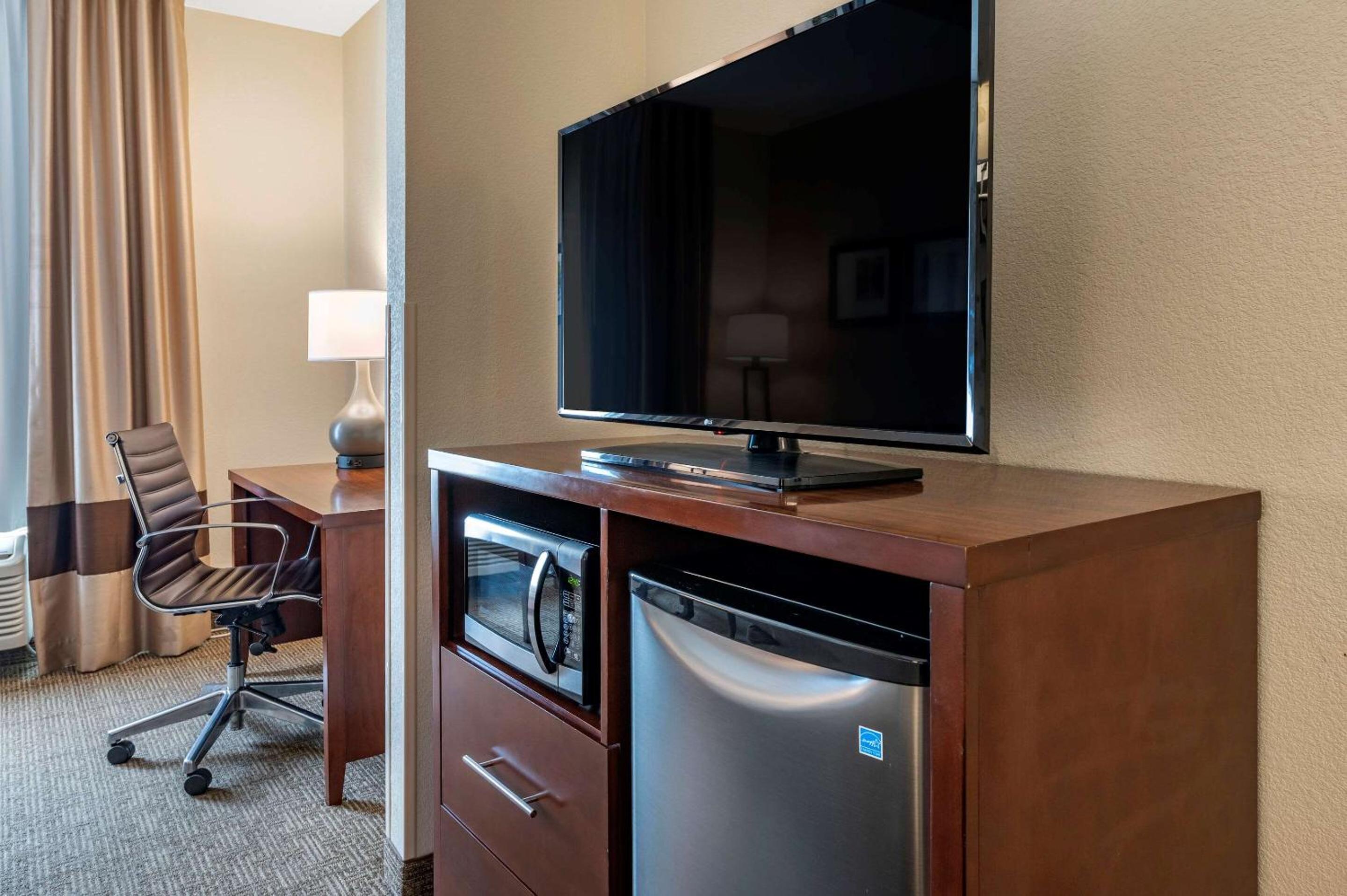 Queen Suite with Two Queen Beds - Non-Smoking - Photo 2