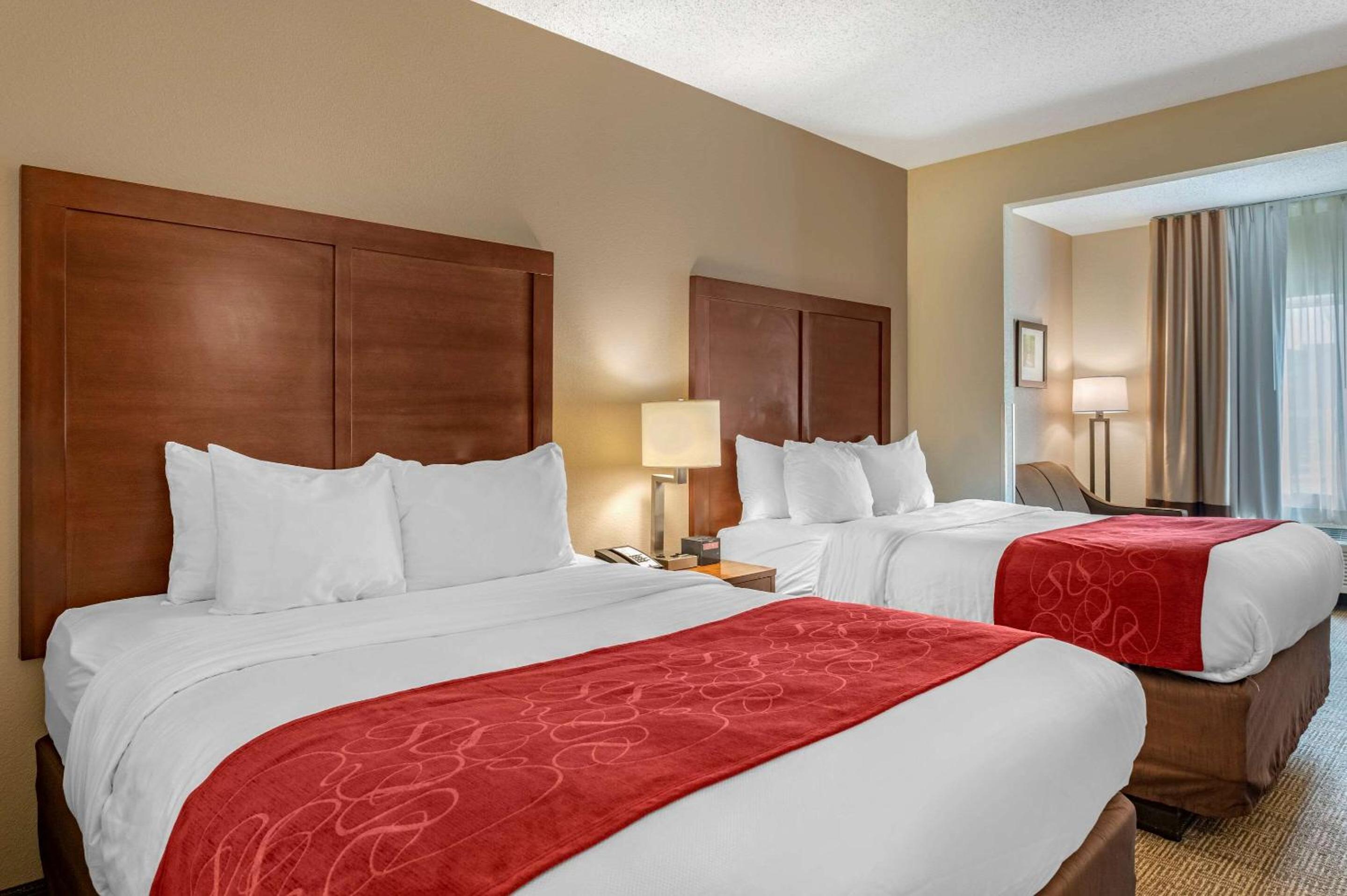 Queen Suite with Two Queen Beds - Non-Smoking - Photo 3