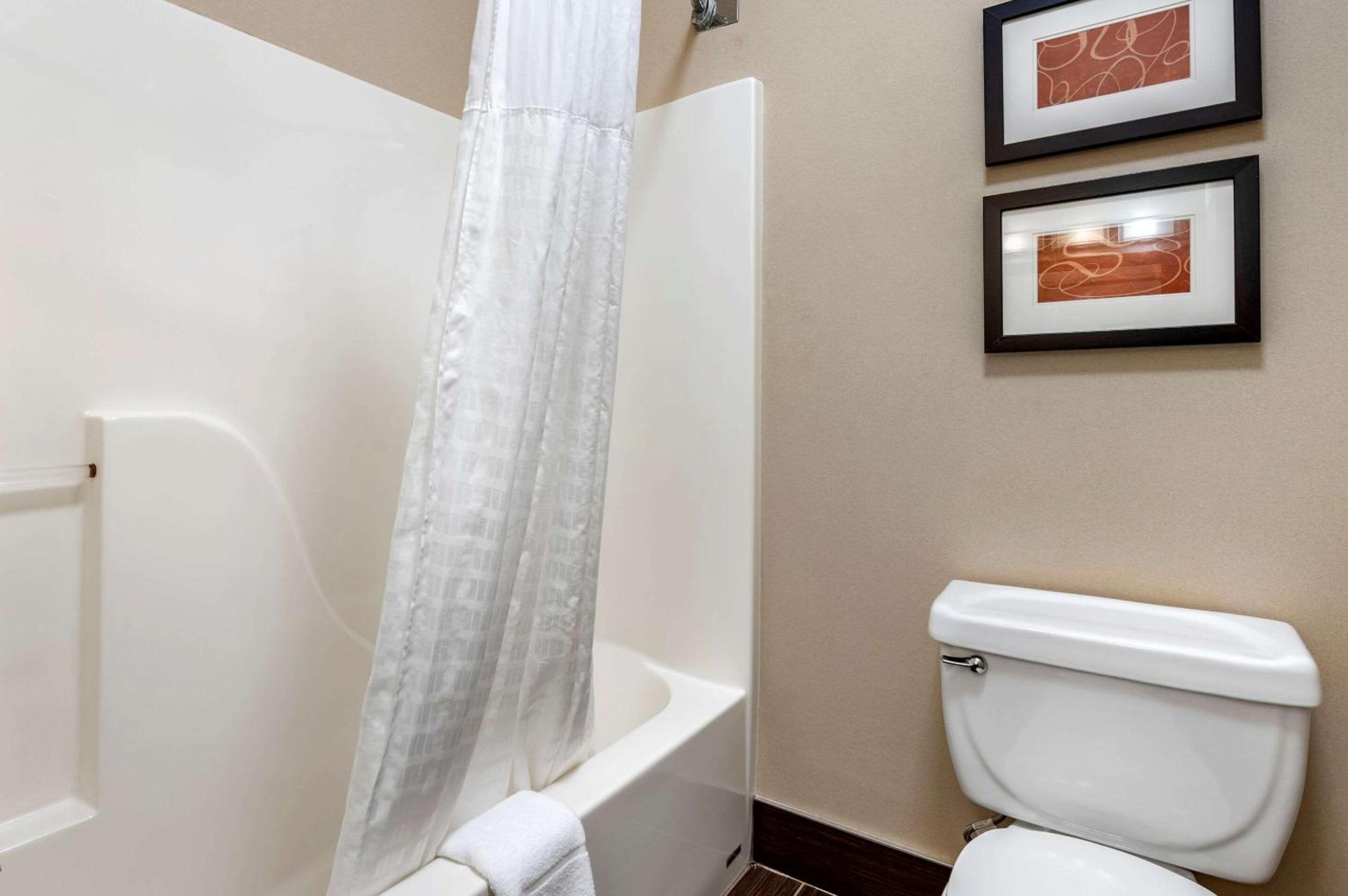 King Suite - Non-Smoking - Photo 2