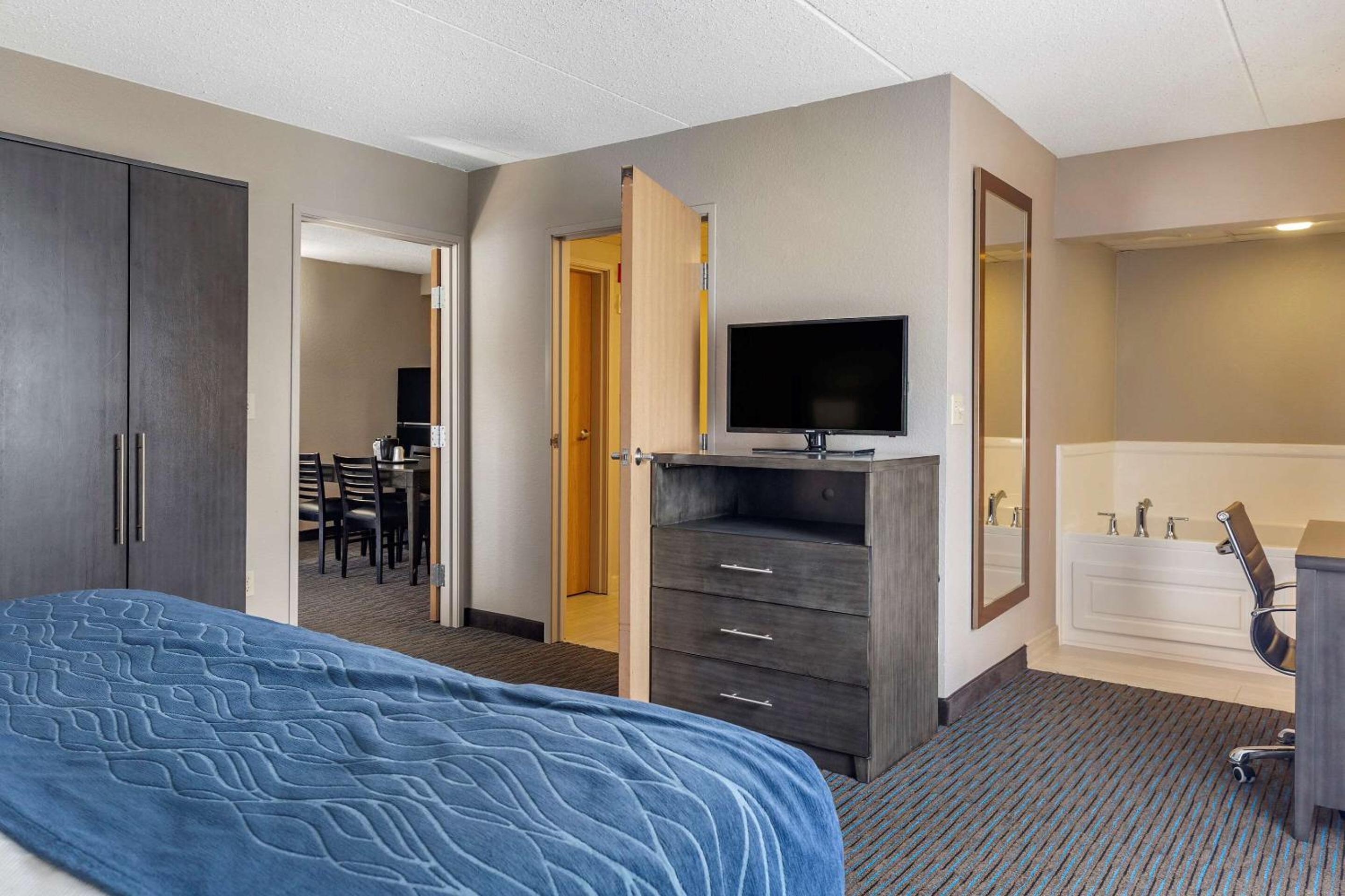 King Suite with Roll-In Shower - Accessible/Non-Smoking
