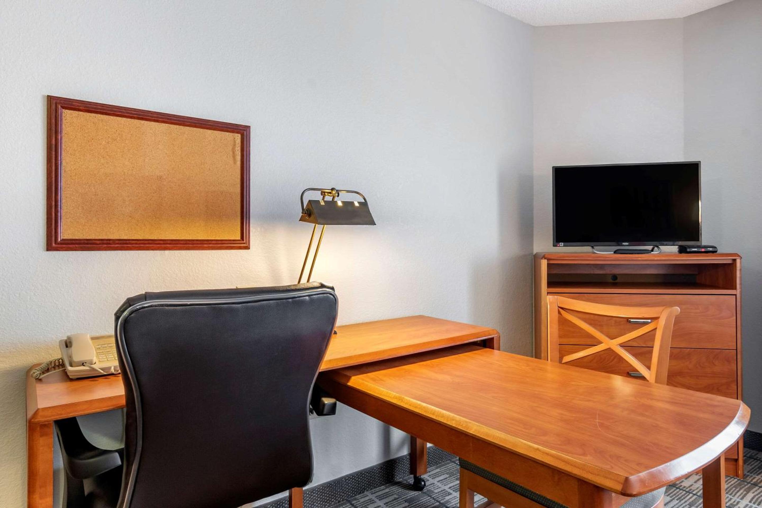Efficiency Double Room with Two Double Beds - Accessible/Non Smoking - Photo 2