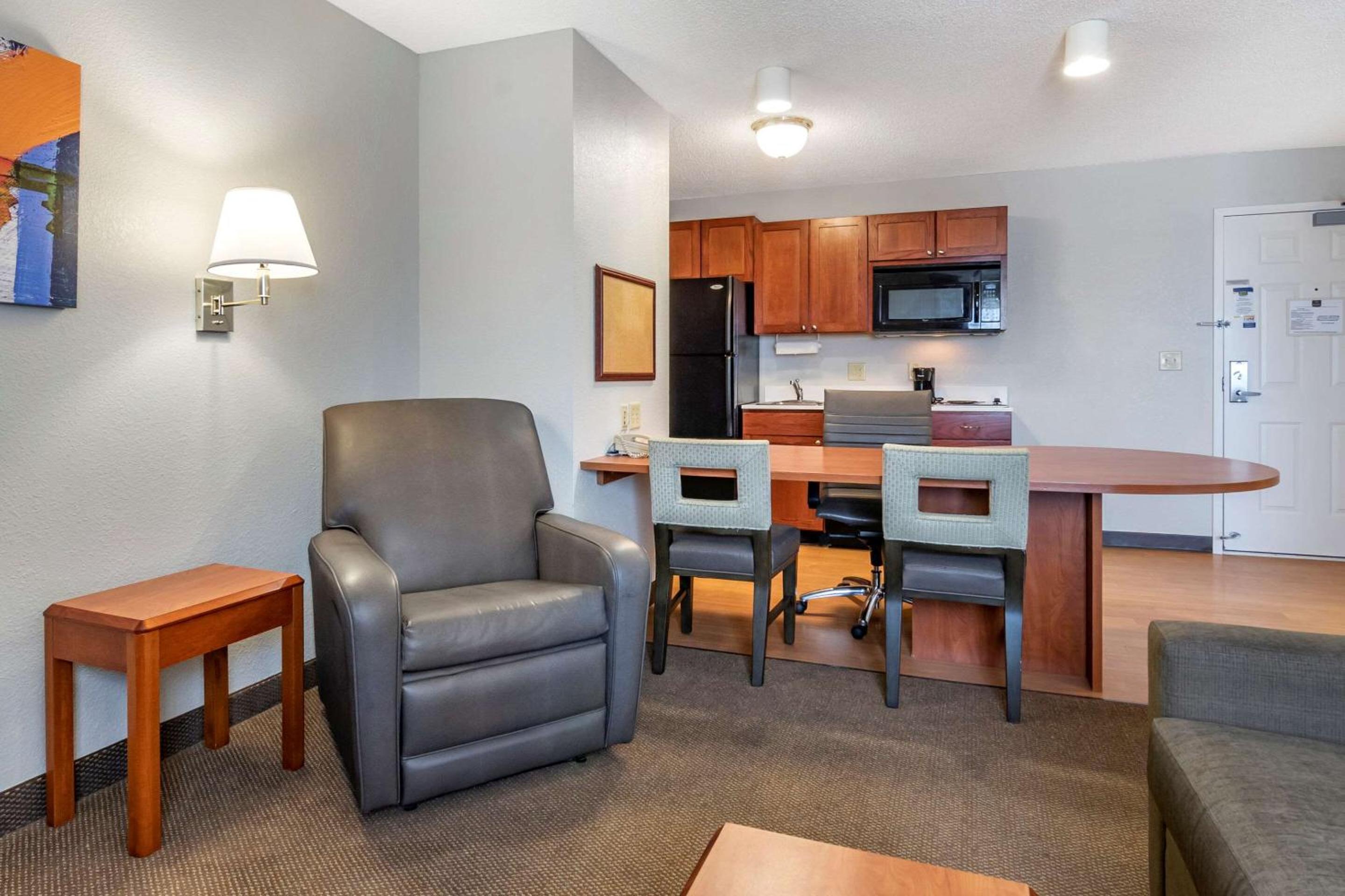 Queen Suite -Non Smoking - Photo 1