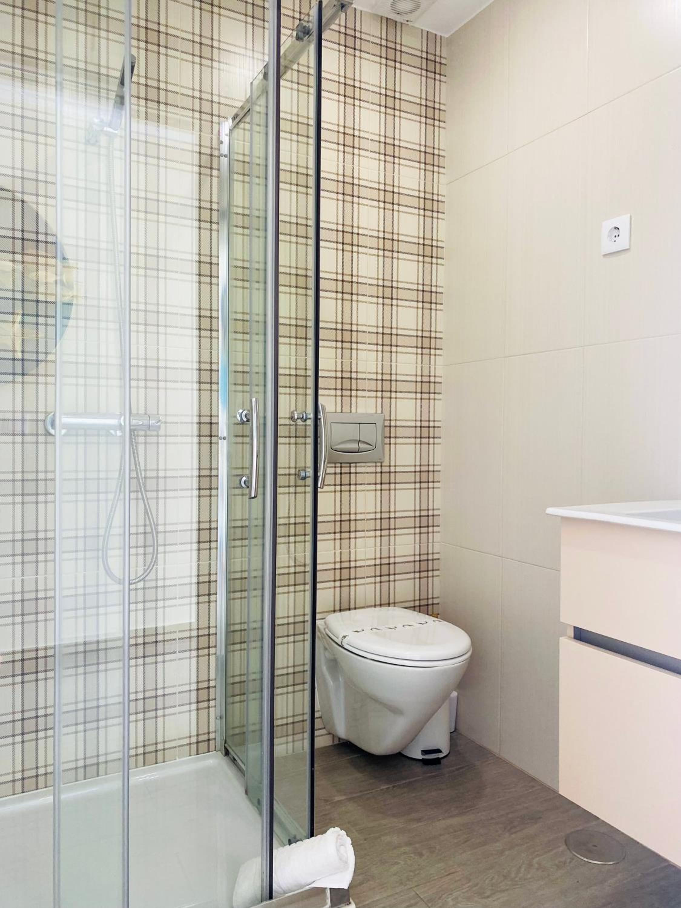 One-Bedroom Apartment - Photo 2