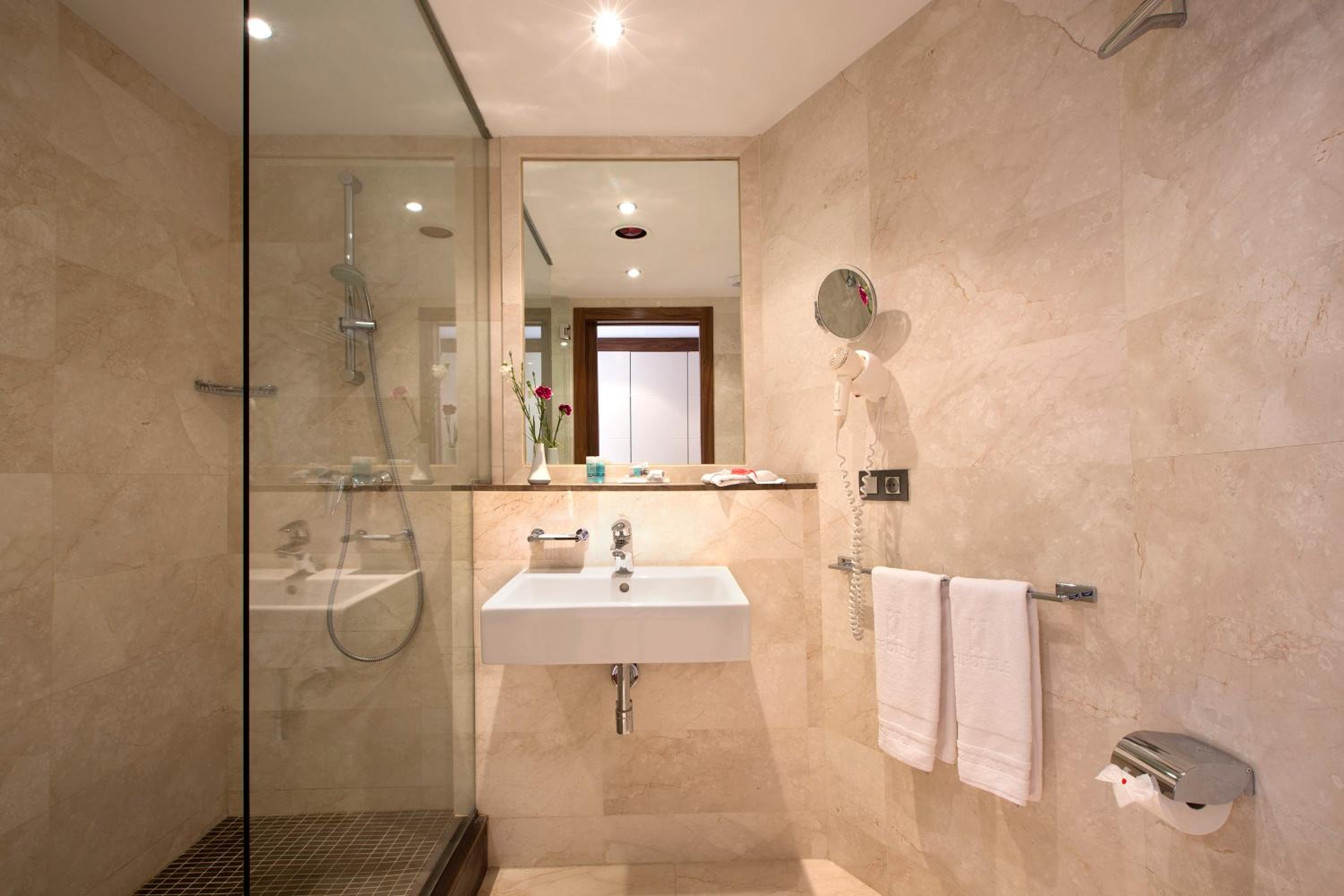Standard Double Room - Photo 3