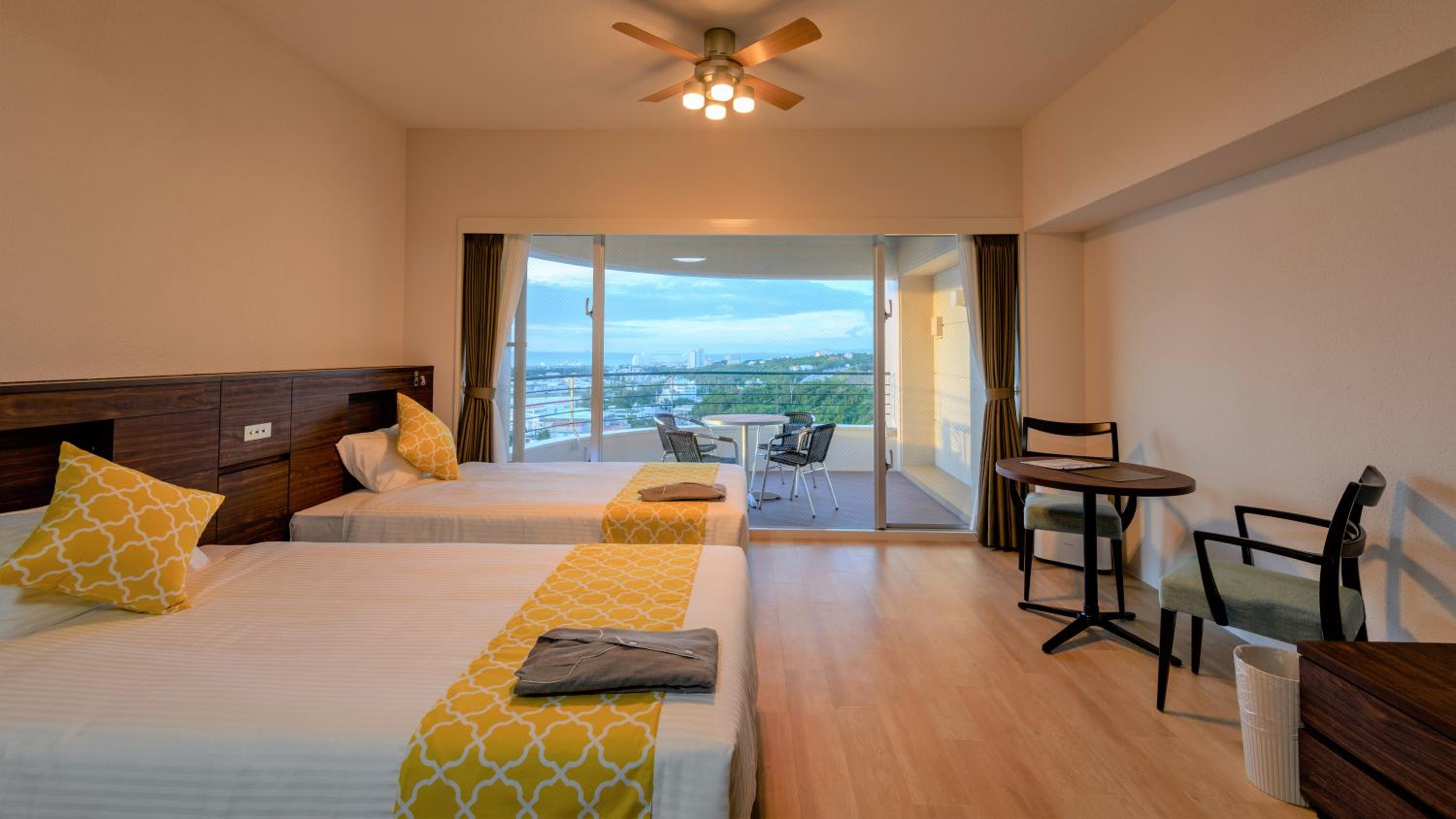 Standard Twin Room with Partial Ocean VIew photo 1