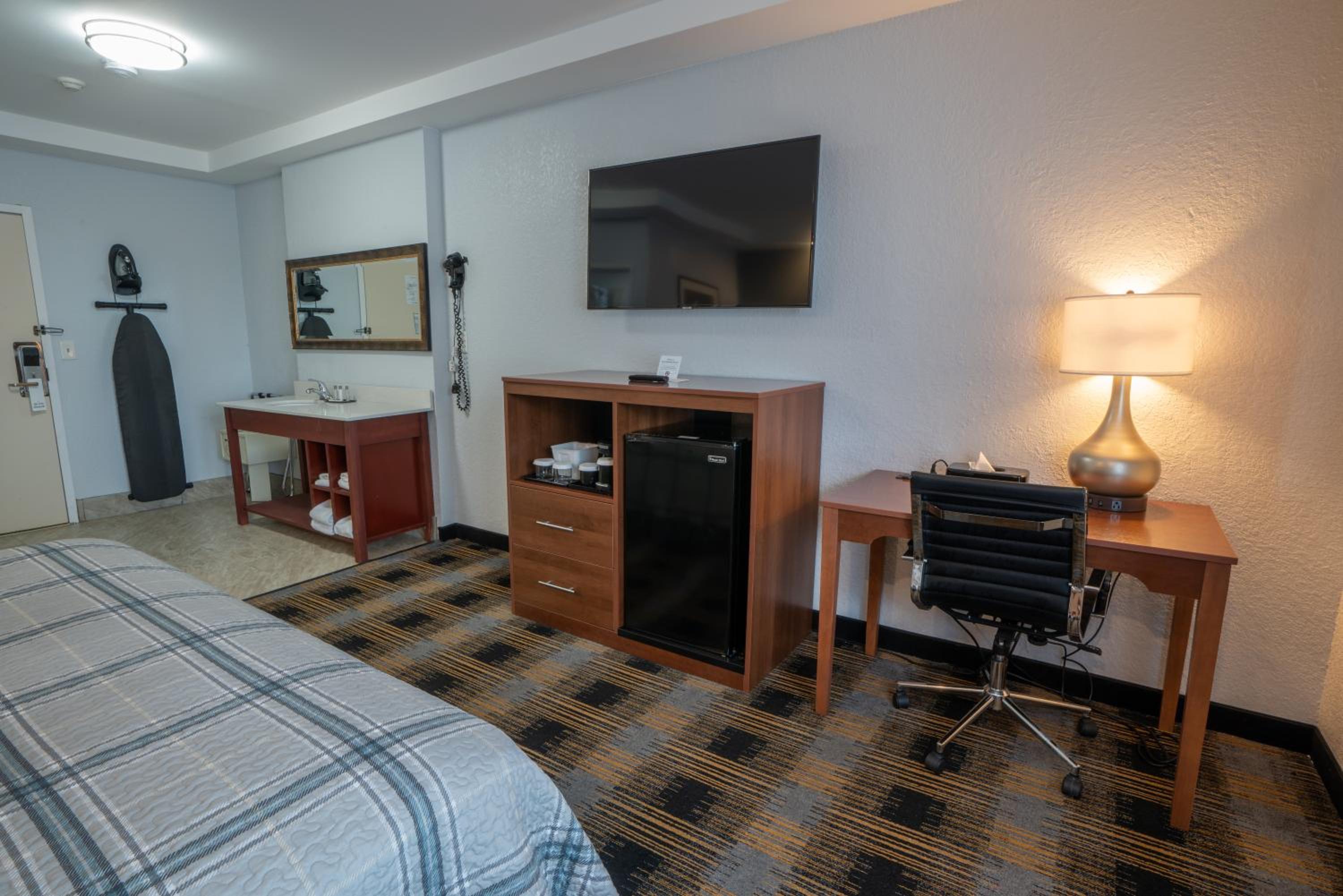 Deluxe King Room - Photo 2
