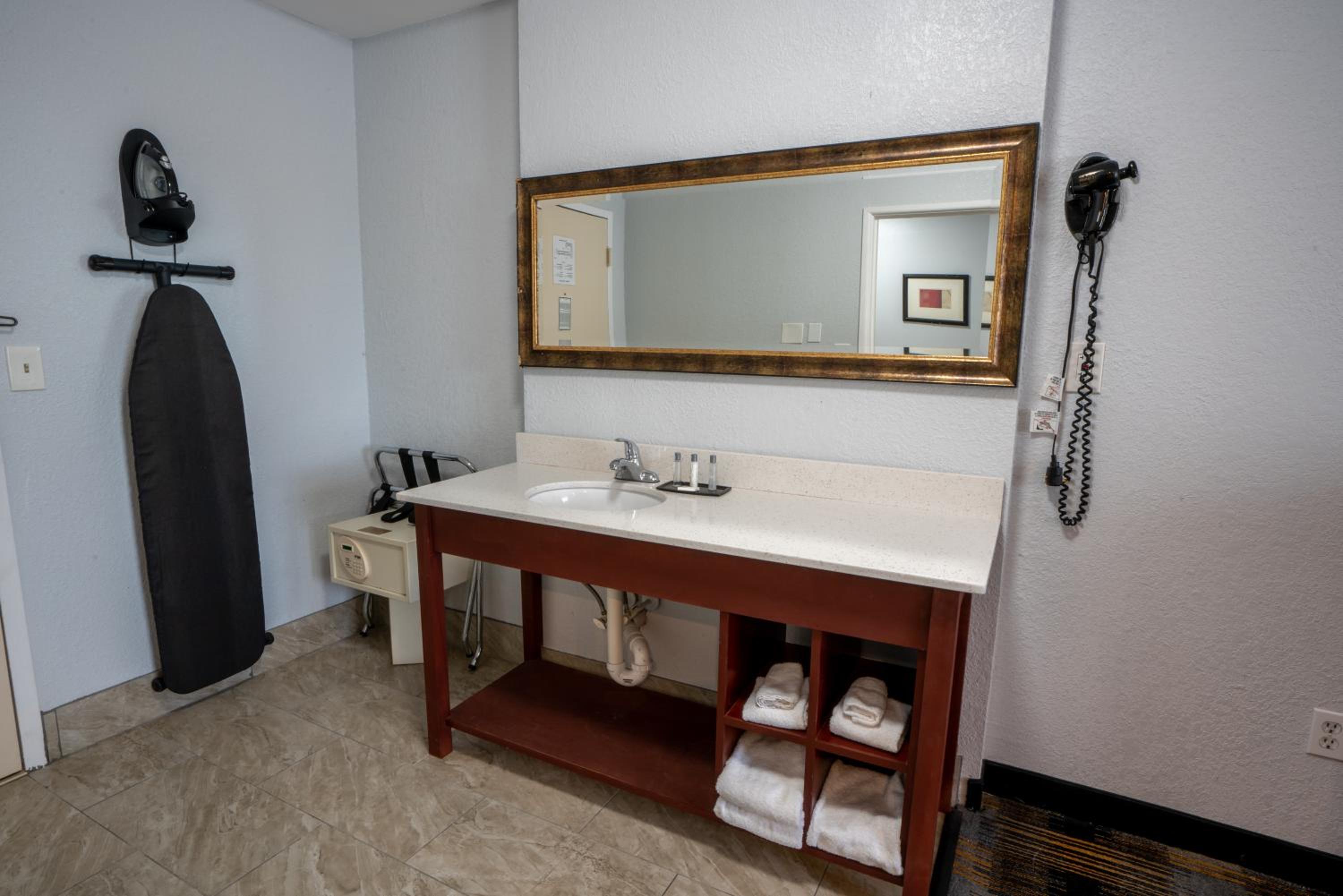 Deluxe King Room - Photo 3