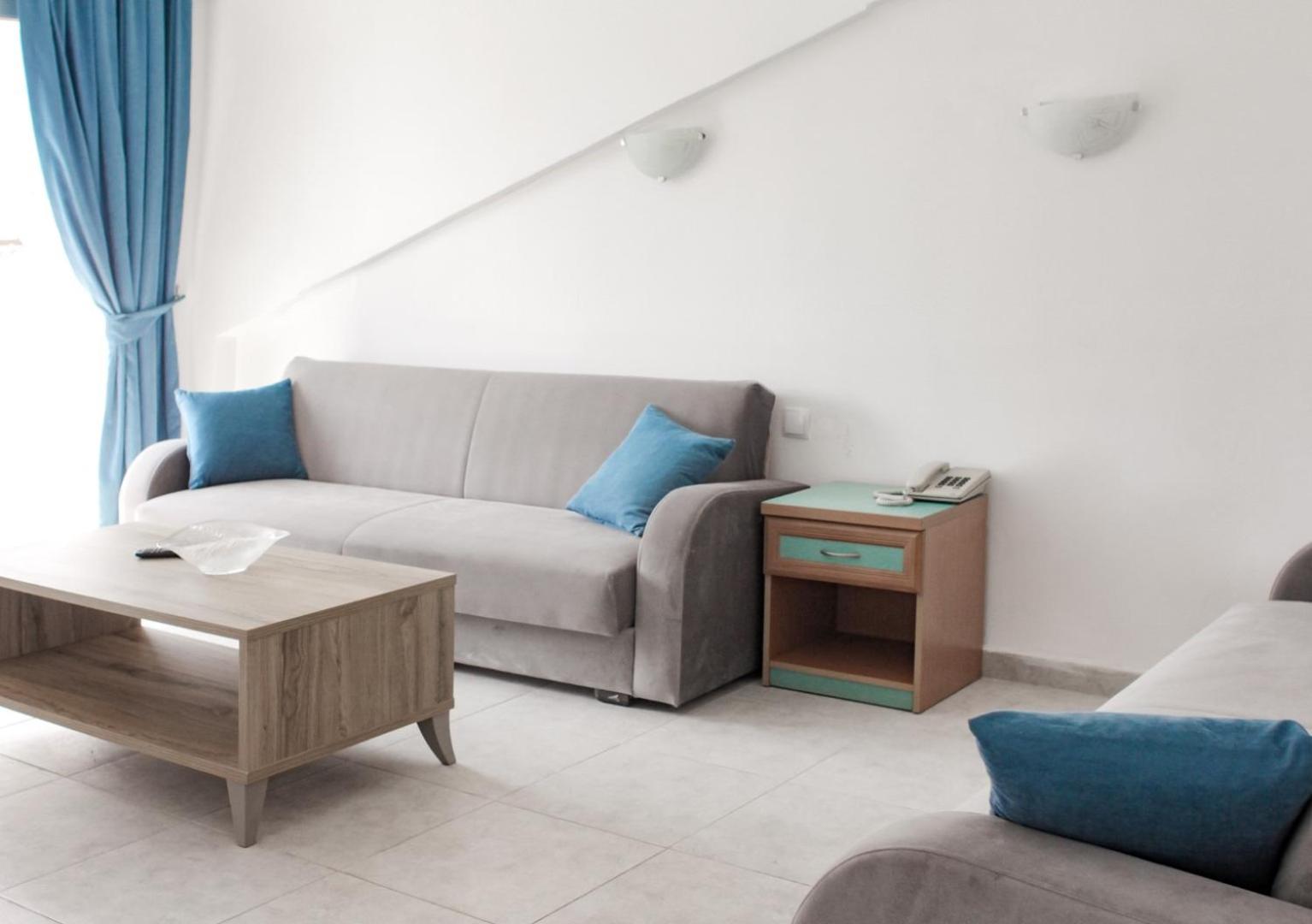 Family Room - Photo 3
