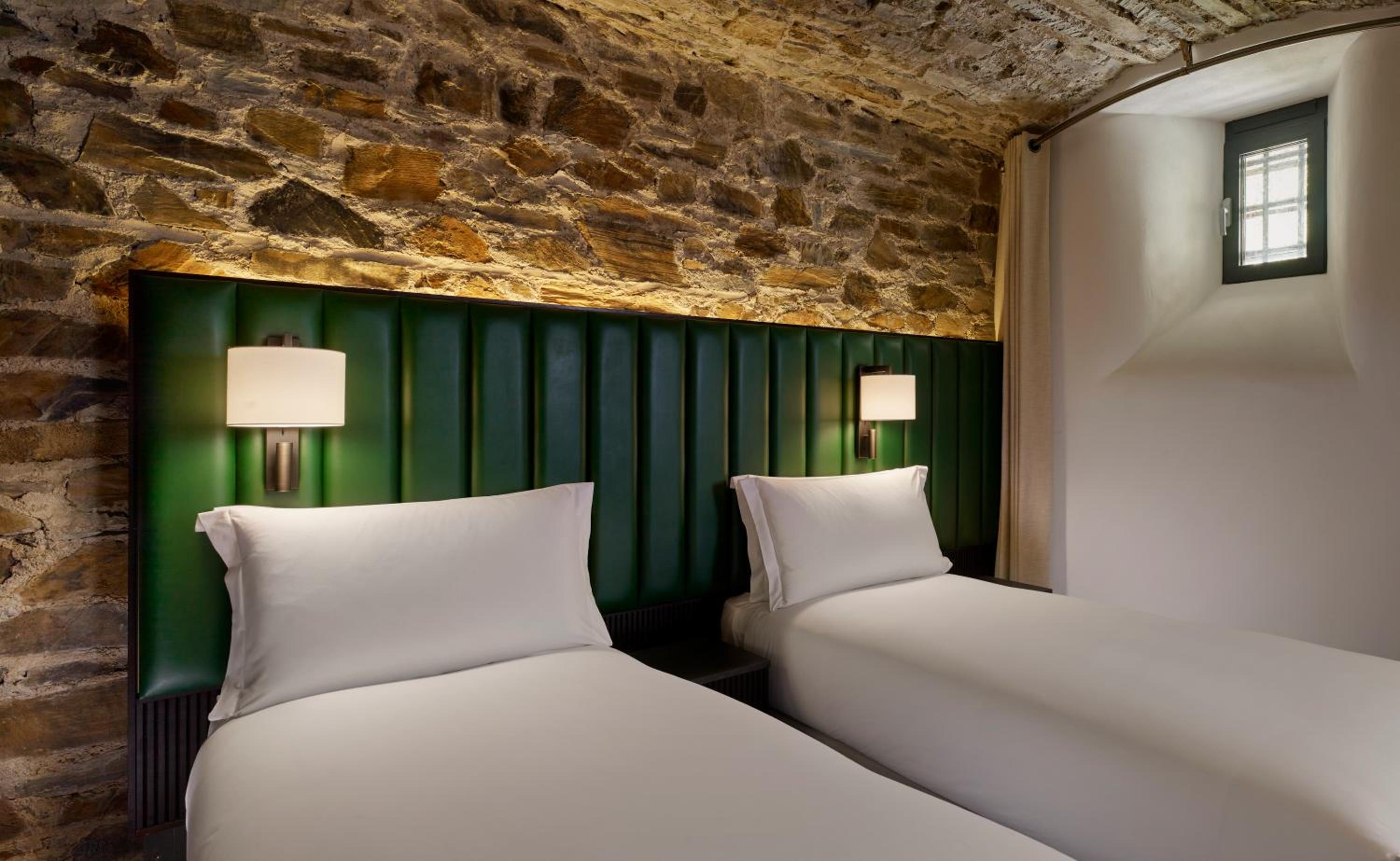 Twin Room with Private Bathroom - Photo 4