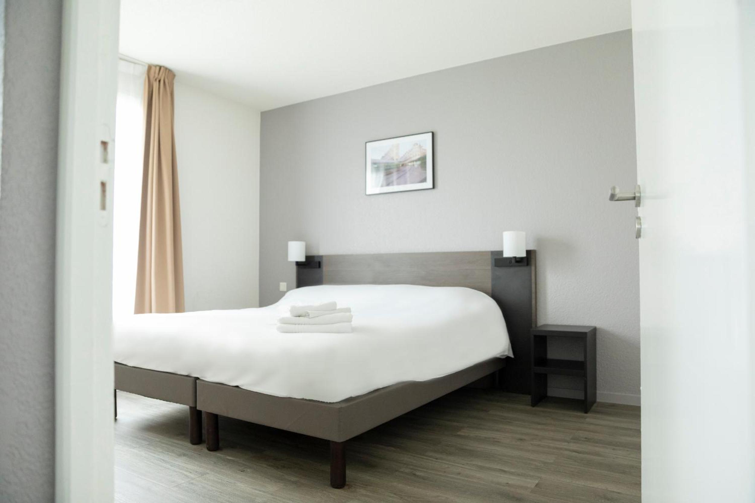 One-Bedroom Apartment - Photo 2