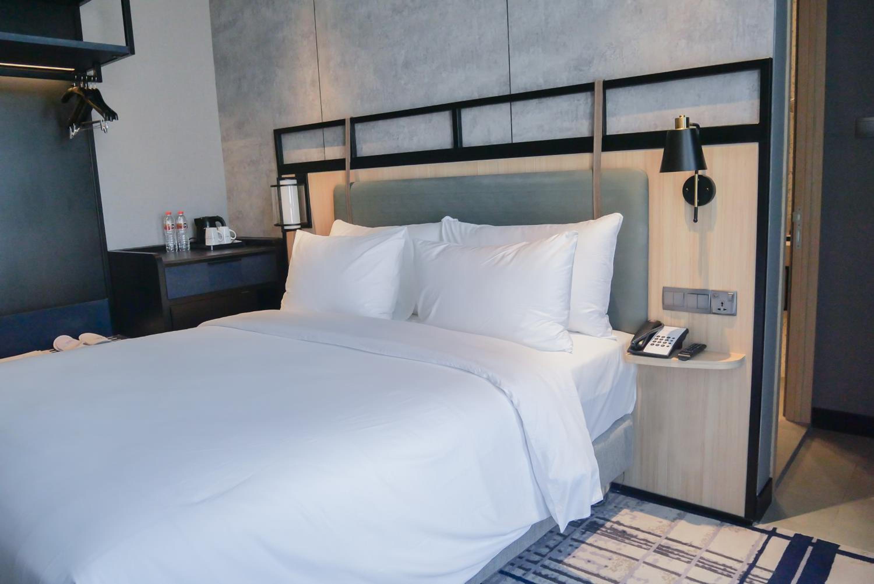 Superior Queen Room - City side, photo 7