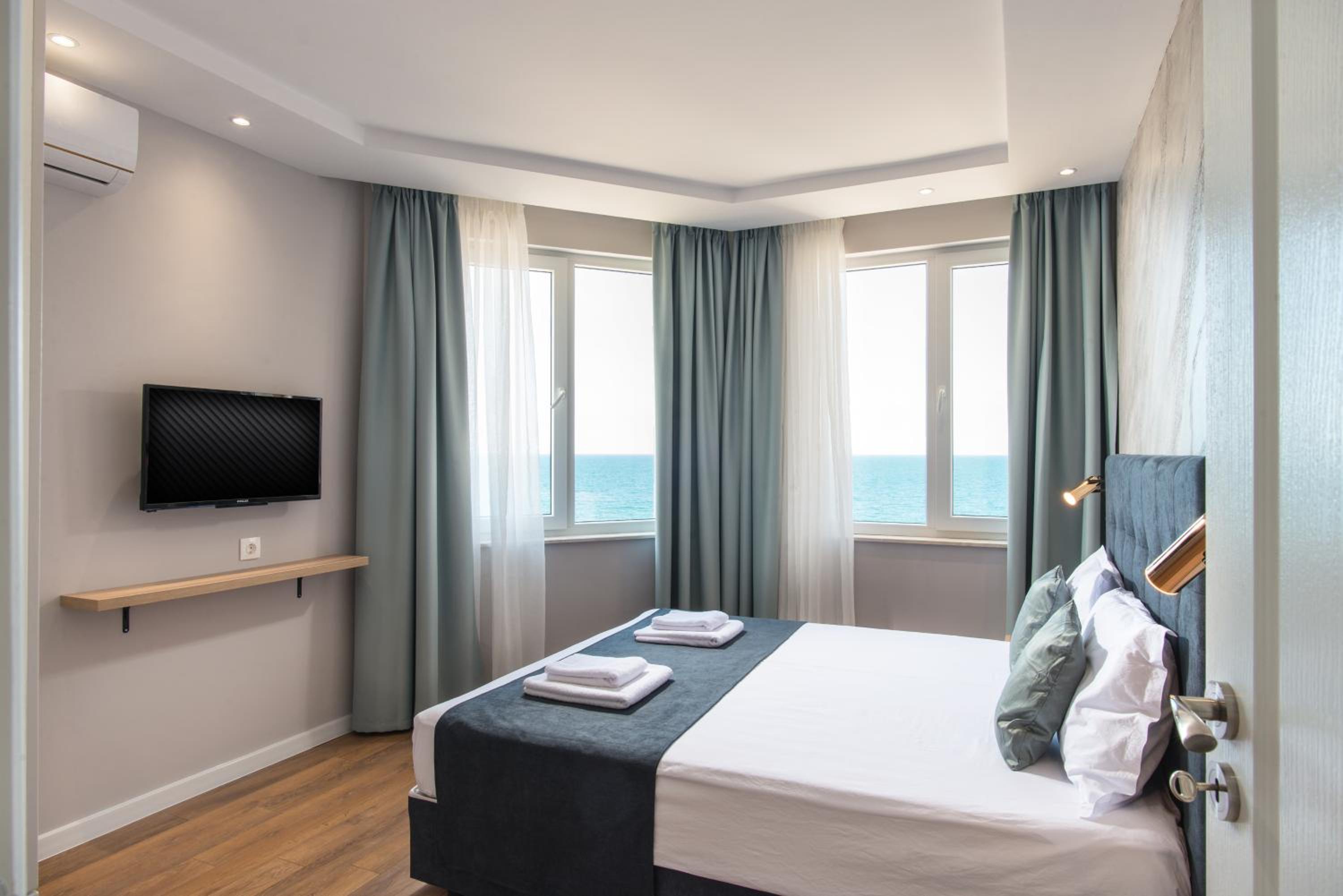 Deluxe One-Bedroom Apartment with Sea View photo 3