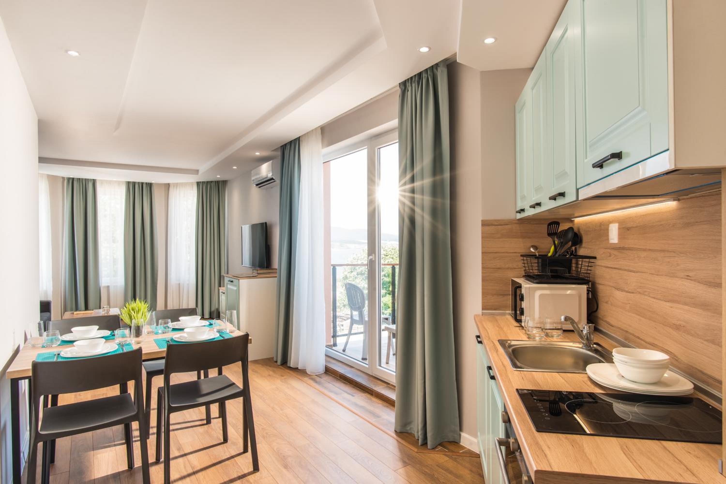 Deluxe Two-Bedroom Apartment with Sea View photo 3