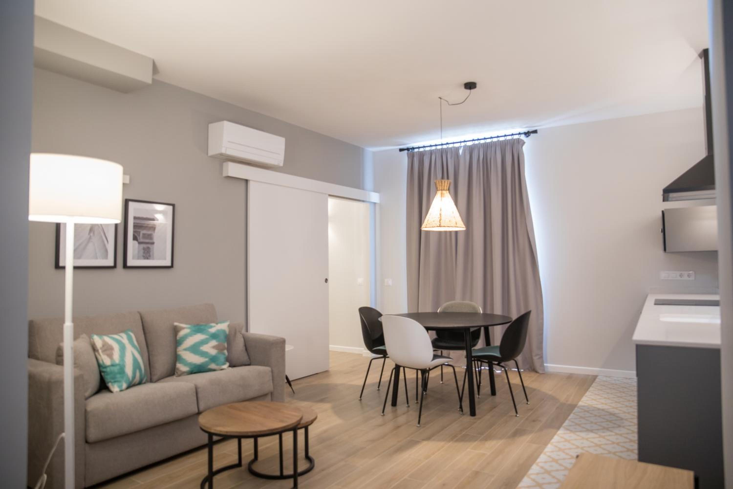 Three-Bedroom Apartment with Terrace - Photo 7