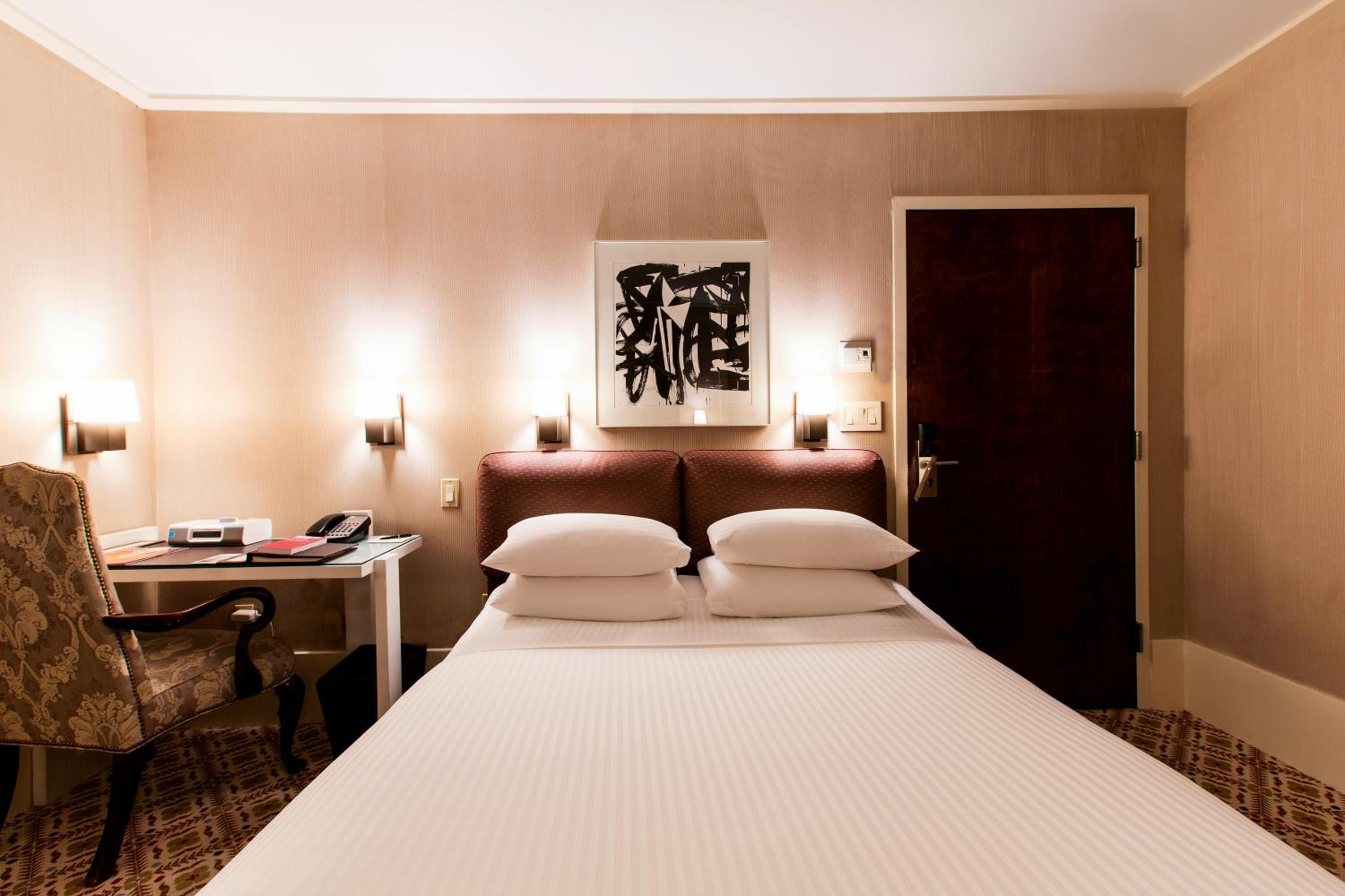 Queen Room - Disability Access photo 2