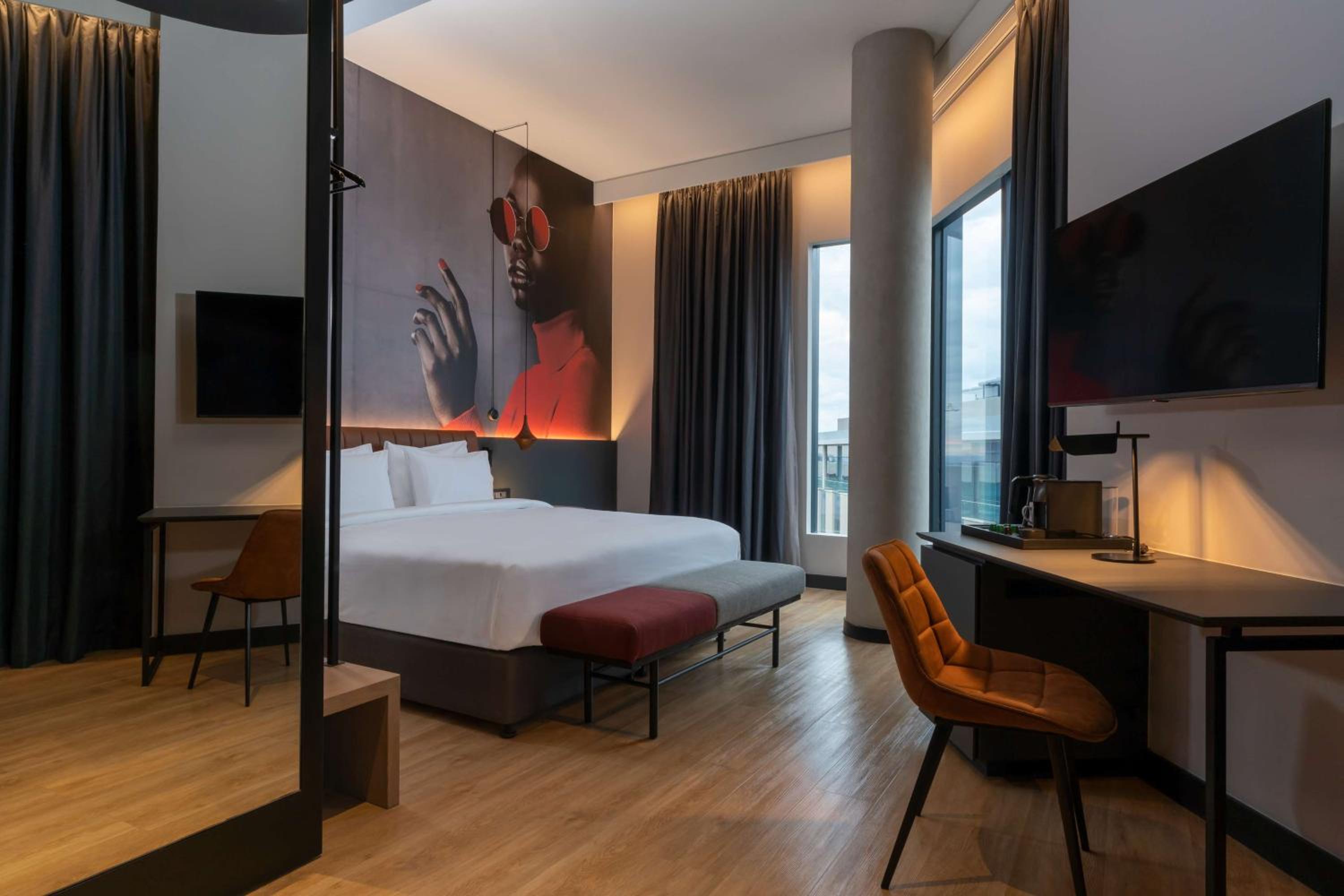 One-Bedroom Premium Suite with Lounge Access photo 2