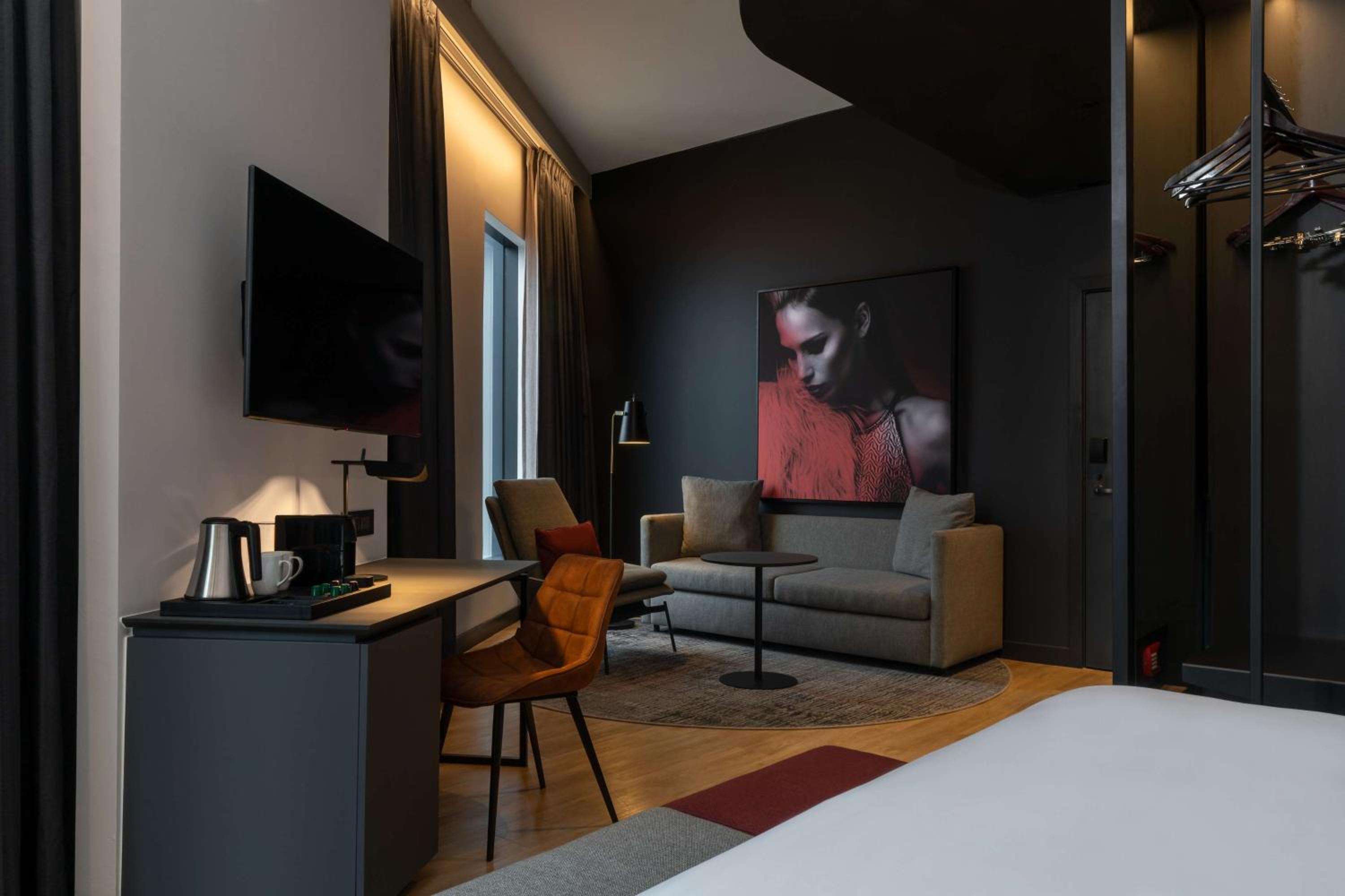 One-Bedroom Premium Suite with Lounge Access photo 3