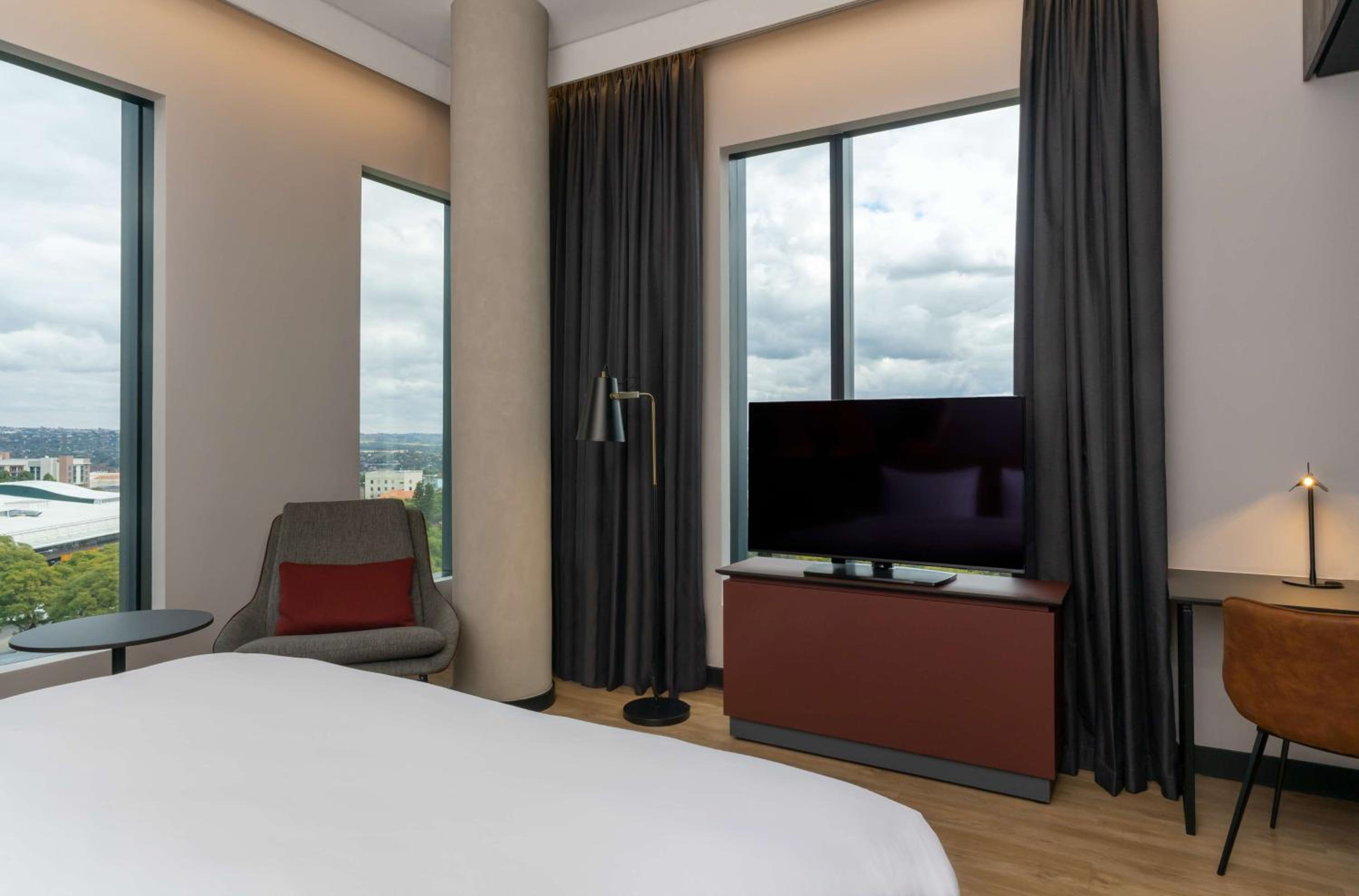 Junior Suite with Lounge Access - Photo 5