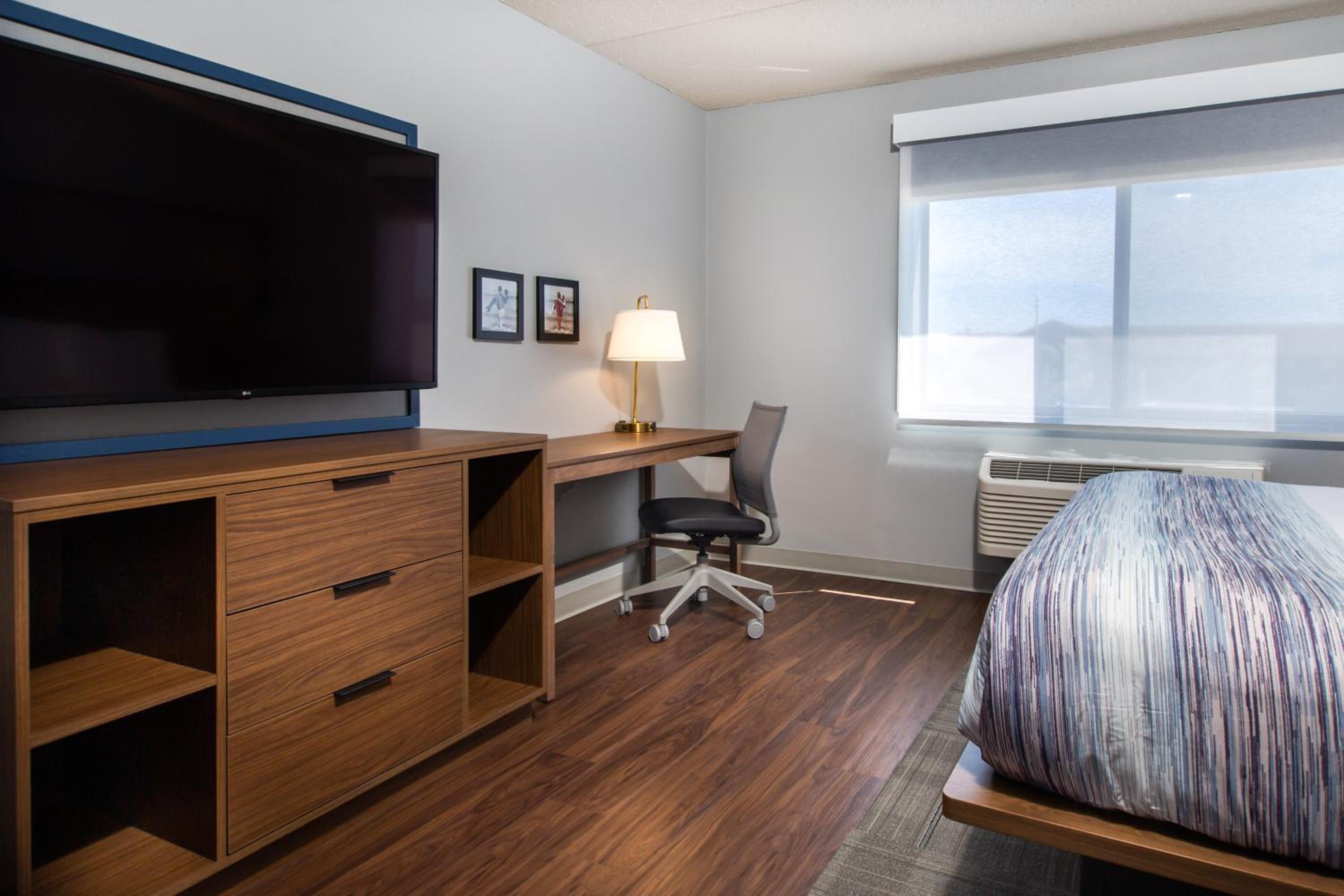 Deluxe King Room - Non-Smoking - Photo 1