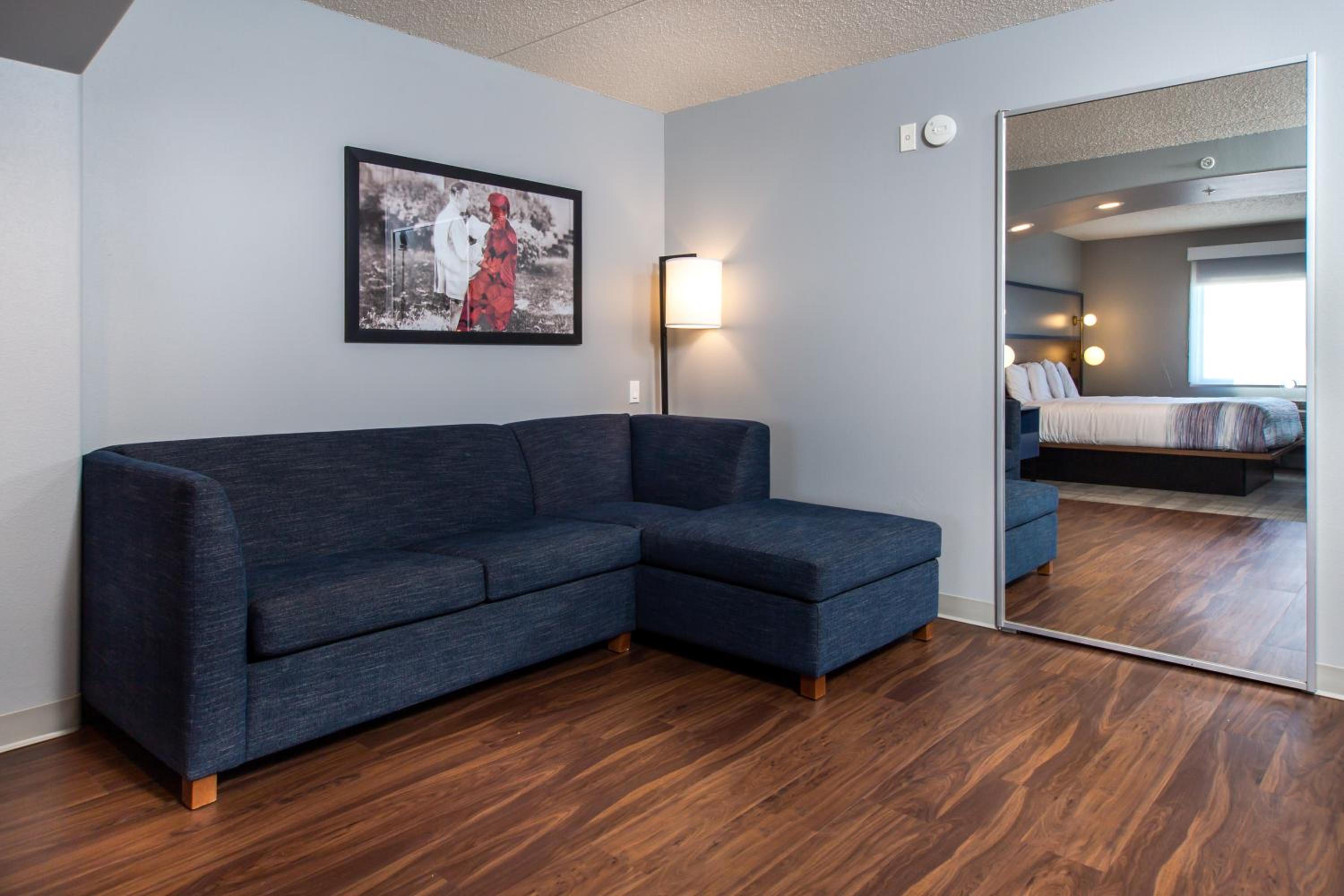 Deluxe King Room - Non-Smoking - Photo 4