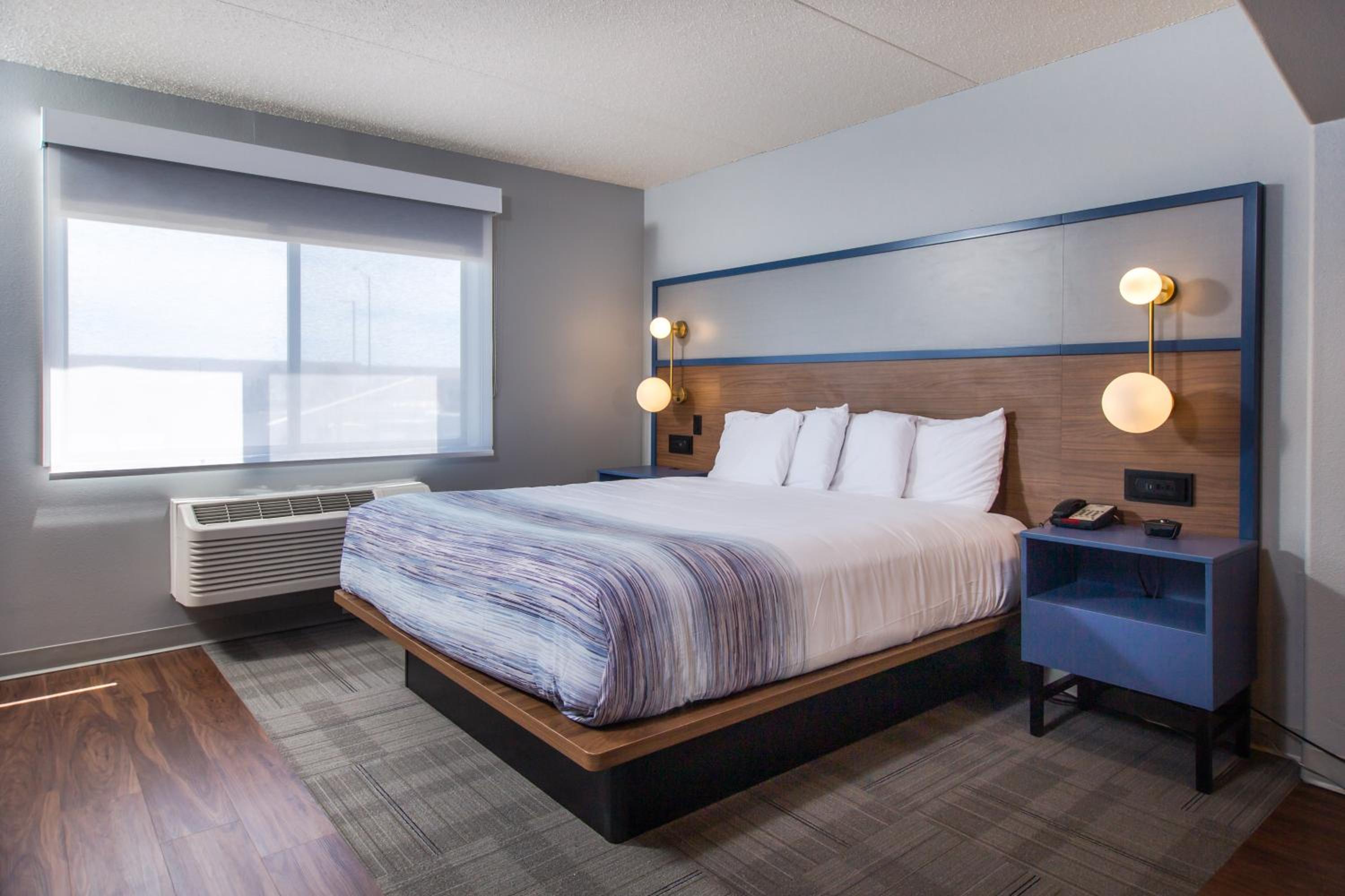 Deluxe King Room - Non-Smoking - Photo 2