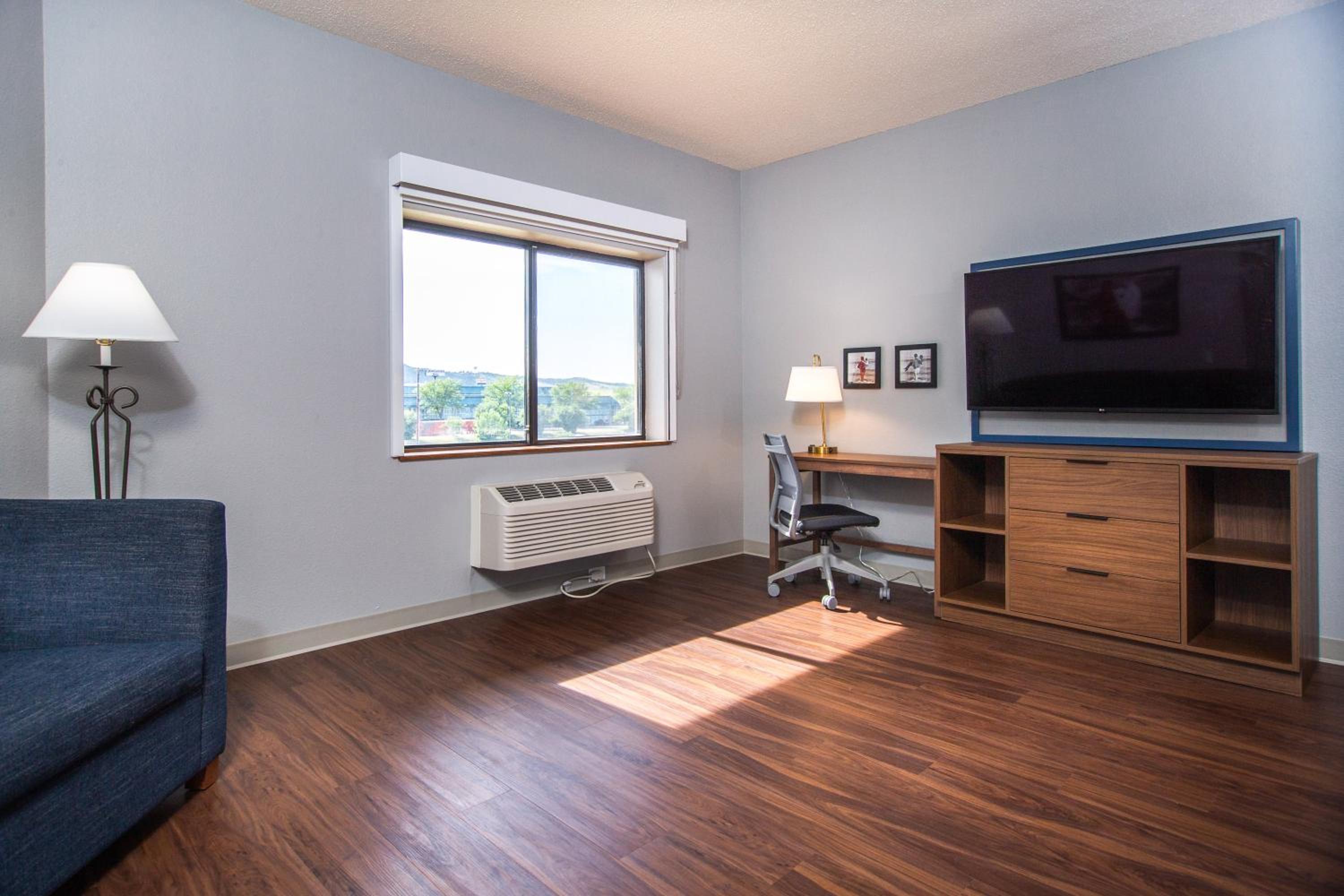 Deluxe King Suite - Non-Smoking - Photo 3