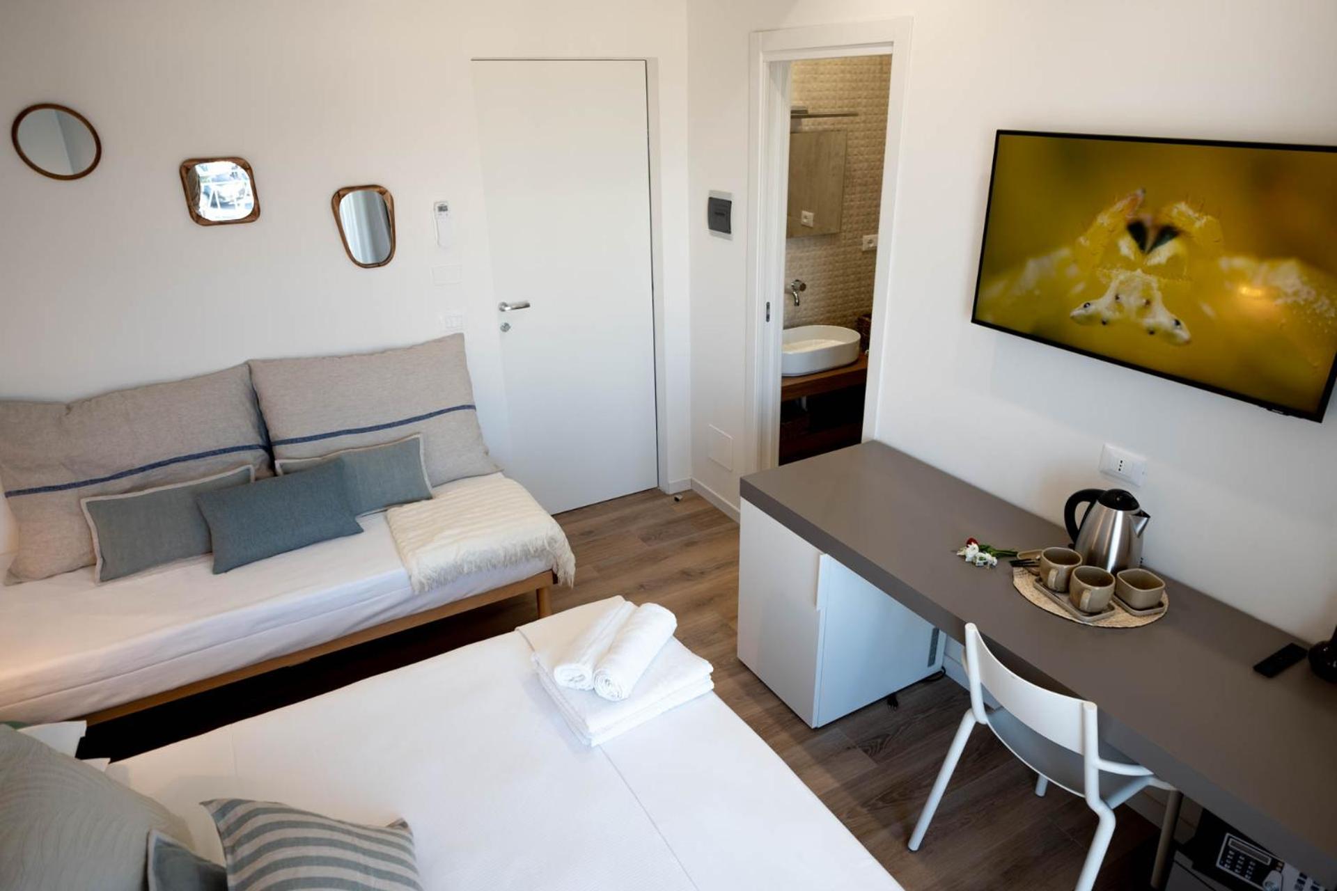 Deluxe Double Room with Extra Bed - Photo 1