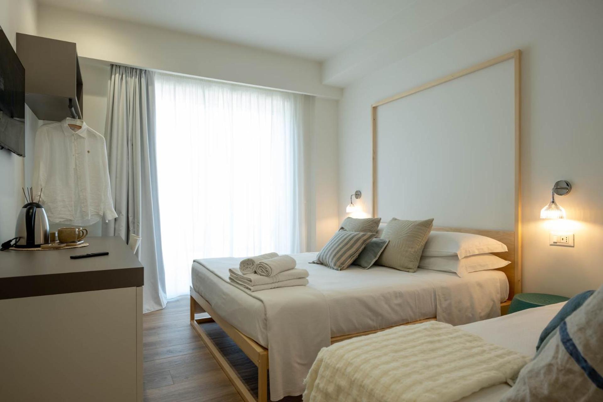 Deluxe Double Room with Extra Bed - Photo 7