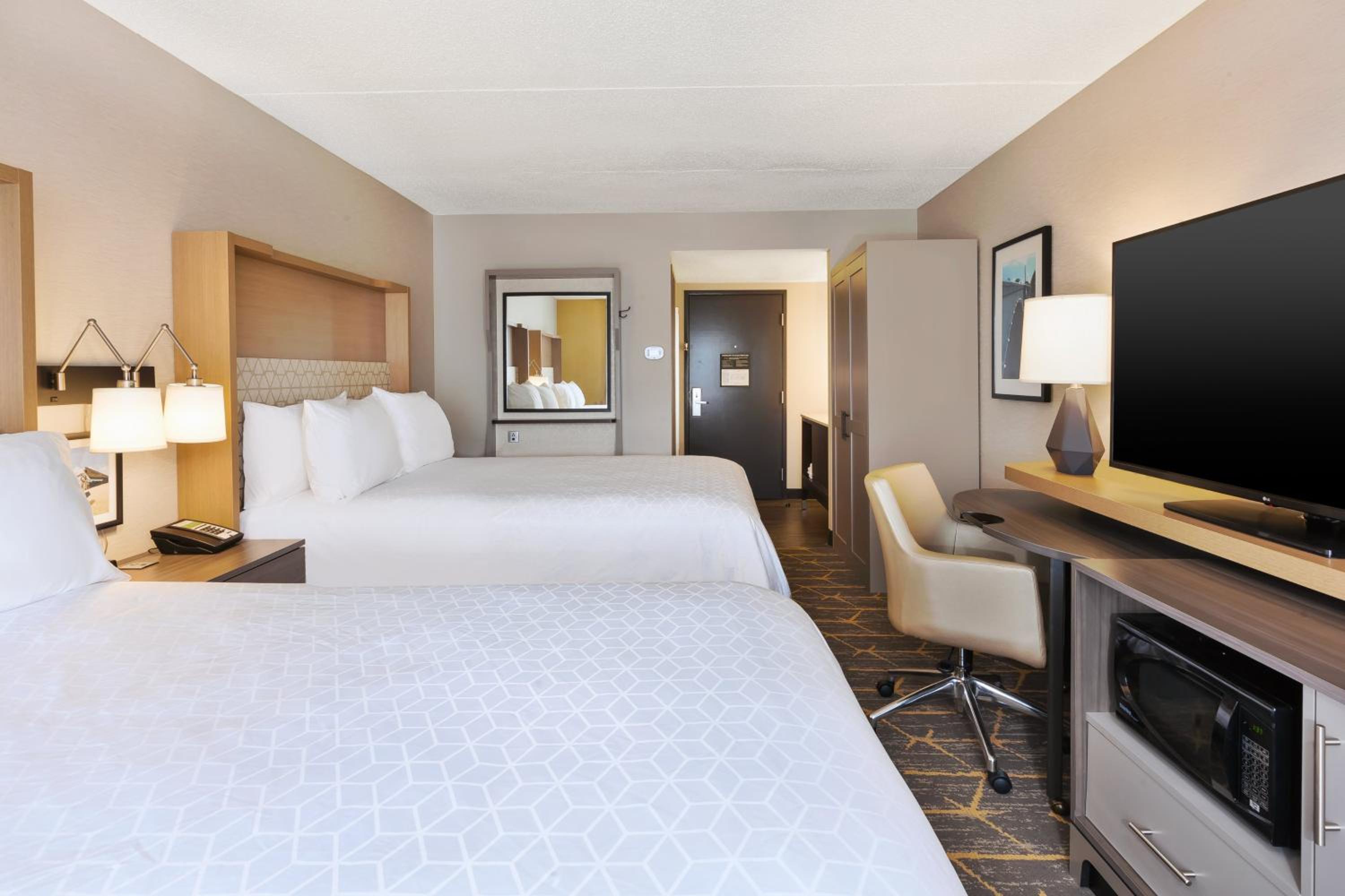 Standard Room with Two Queen Beds - Photo 7