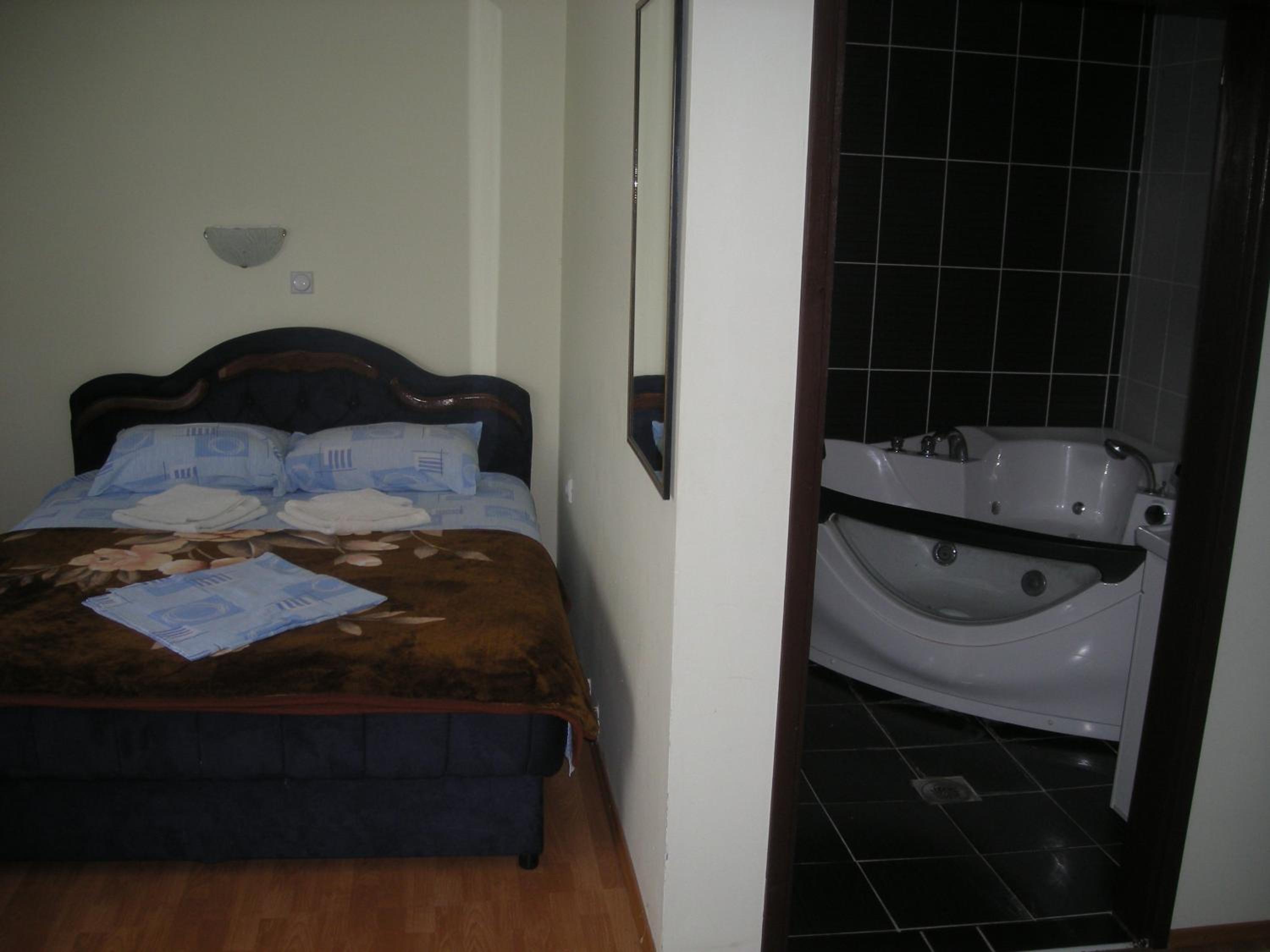 Double Room with Extra Bed photo 2