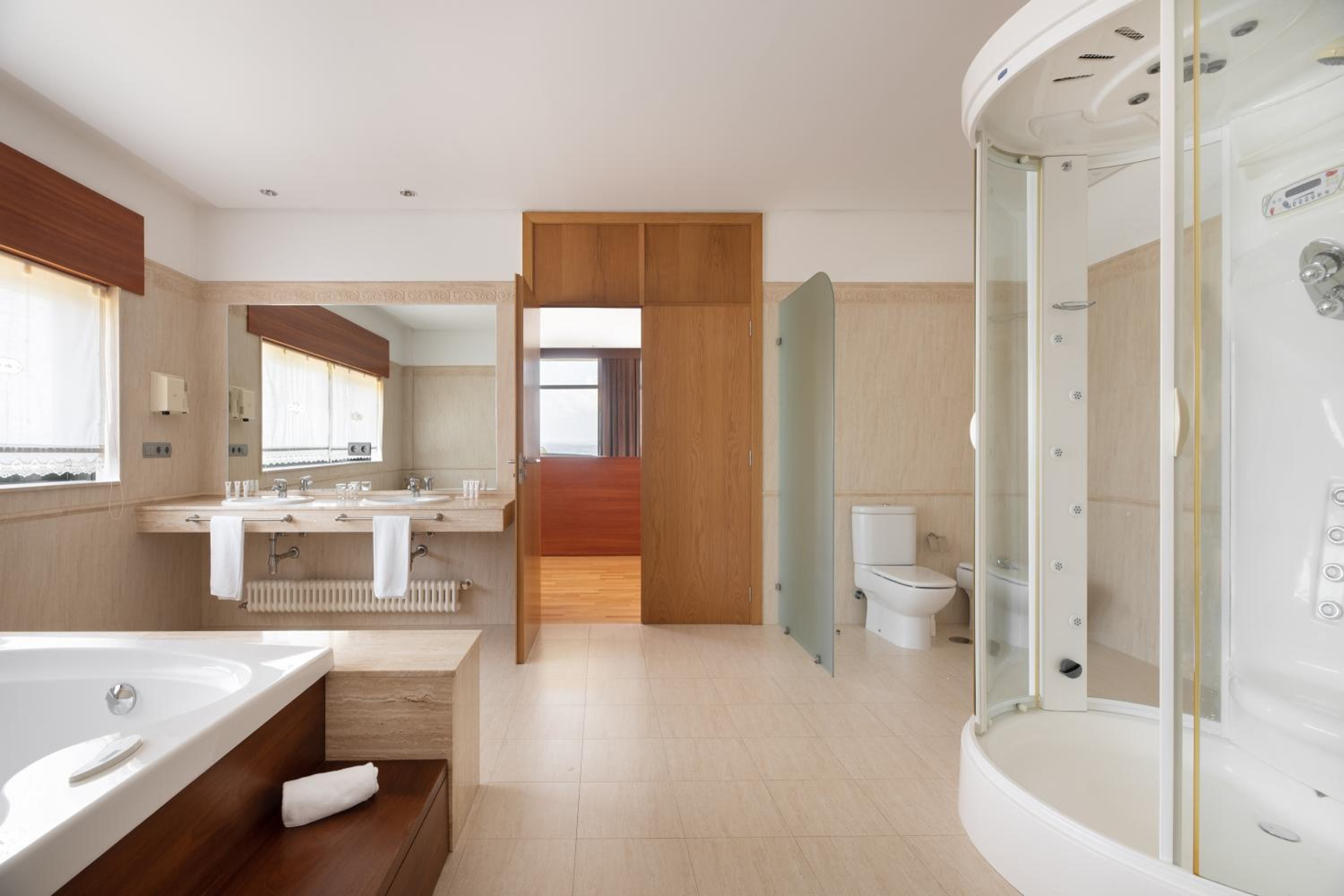 Executive Suite with Terrace - Photo 5