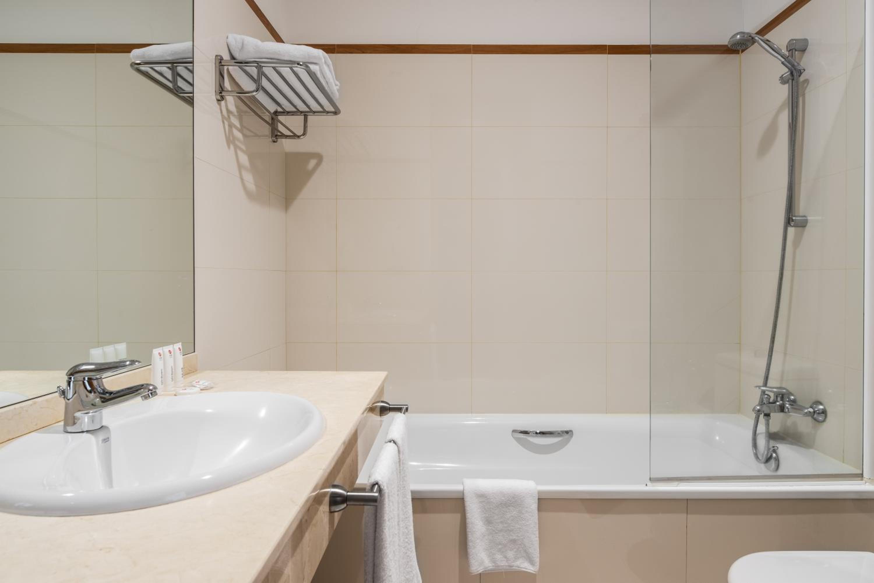 Double or Twin Room - Photo 3