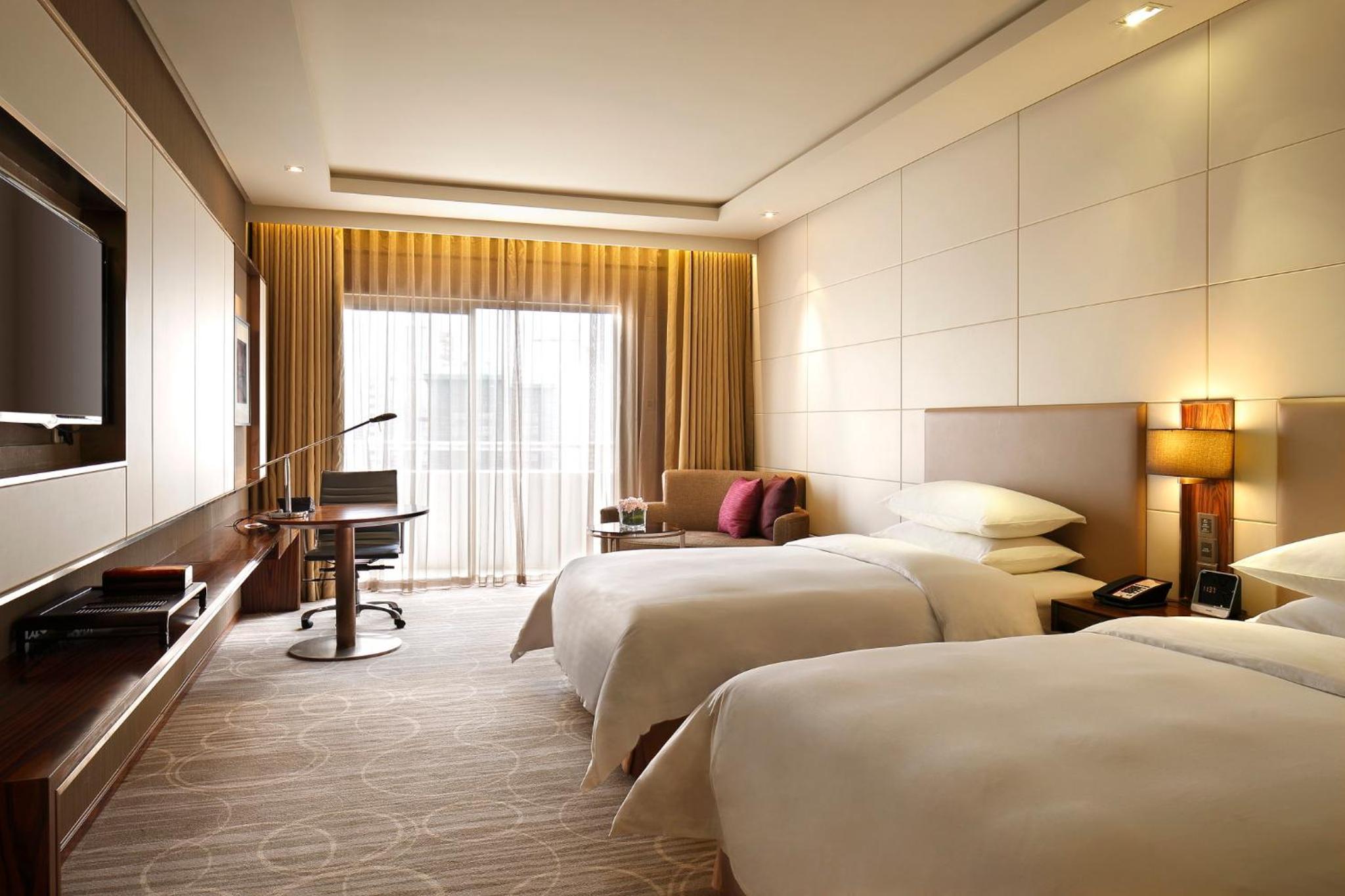 Premium King Room with One King Bed and One Single Bed photo 2