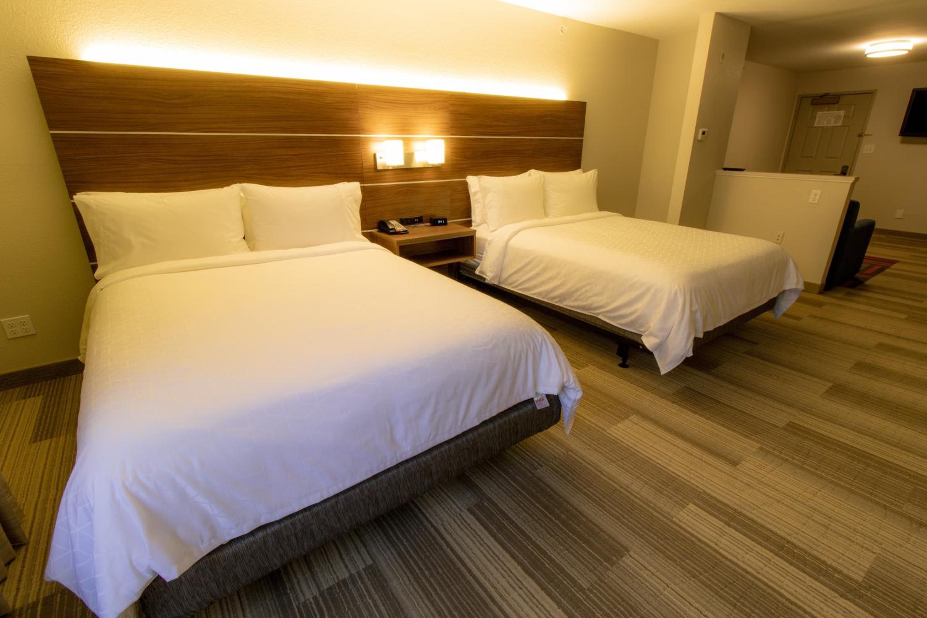Queen Suite with Two Queen Beds - Mobility Accessible with Tub - Photo 4