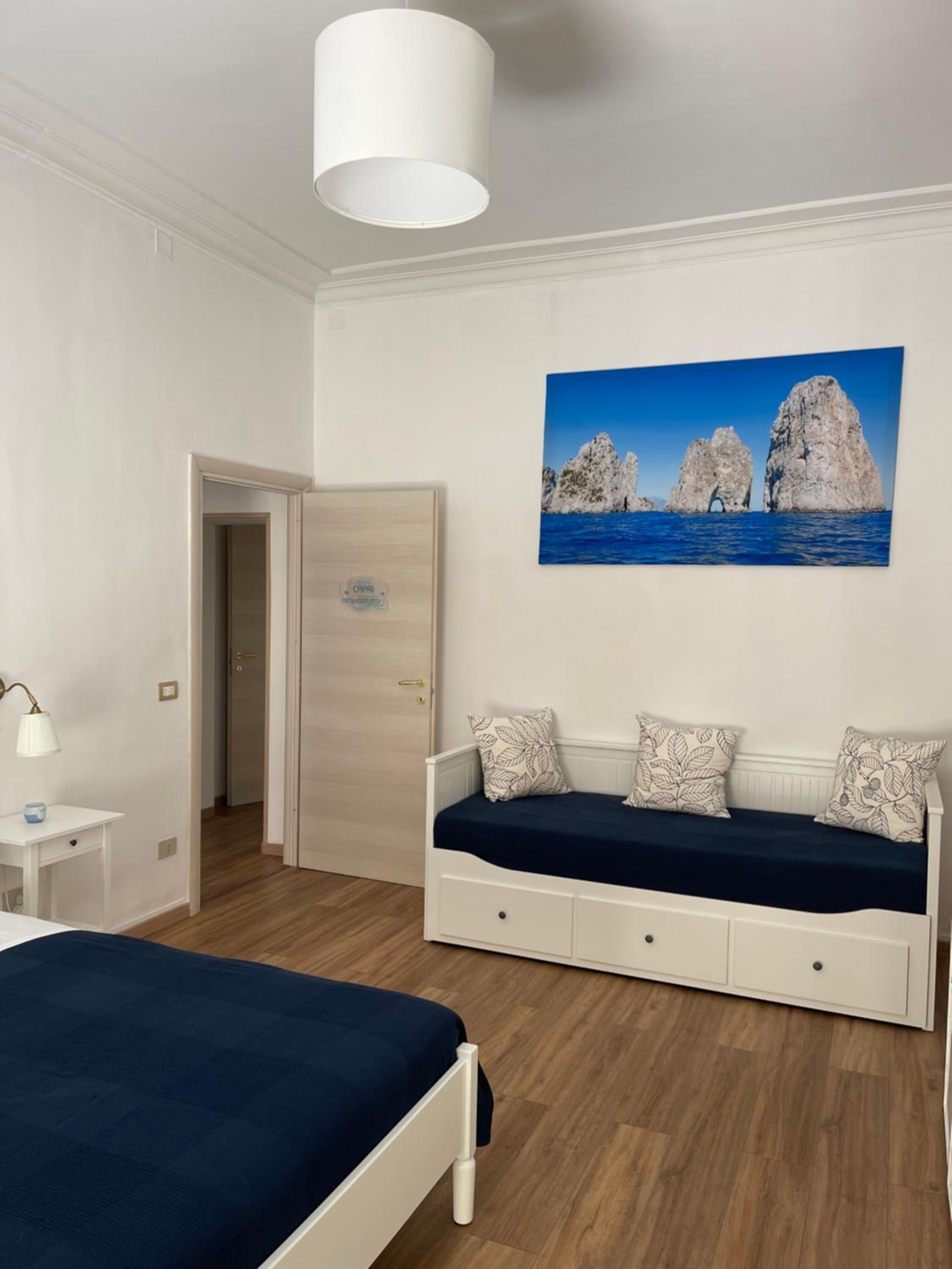 Double Room with Balcony - Photo 12