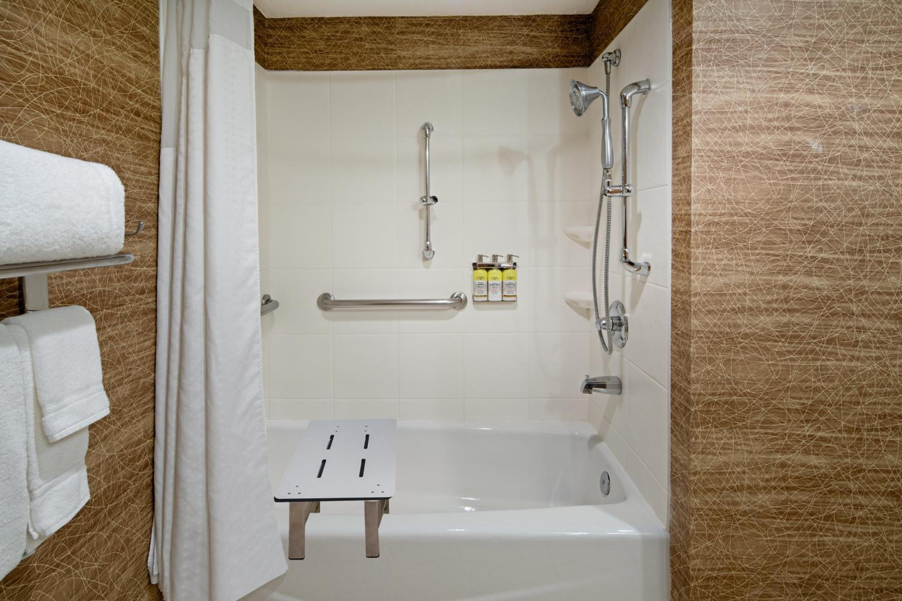 Standard Room with Two Queen Beds - Communications Accessible Tub - Photo 2