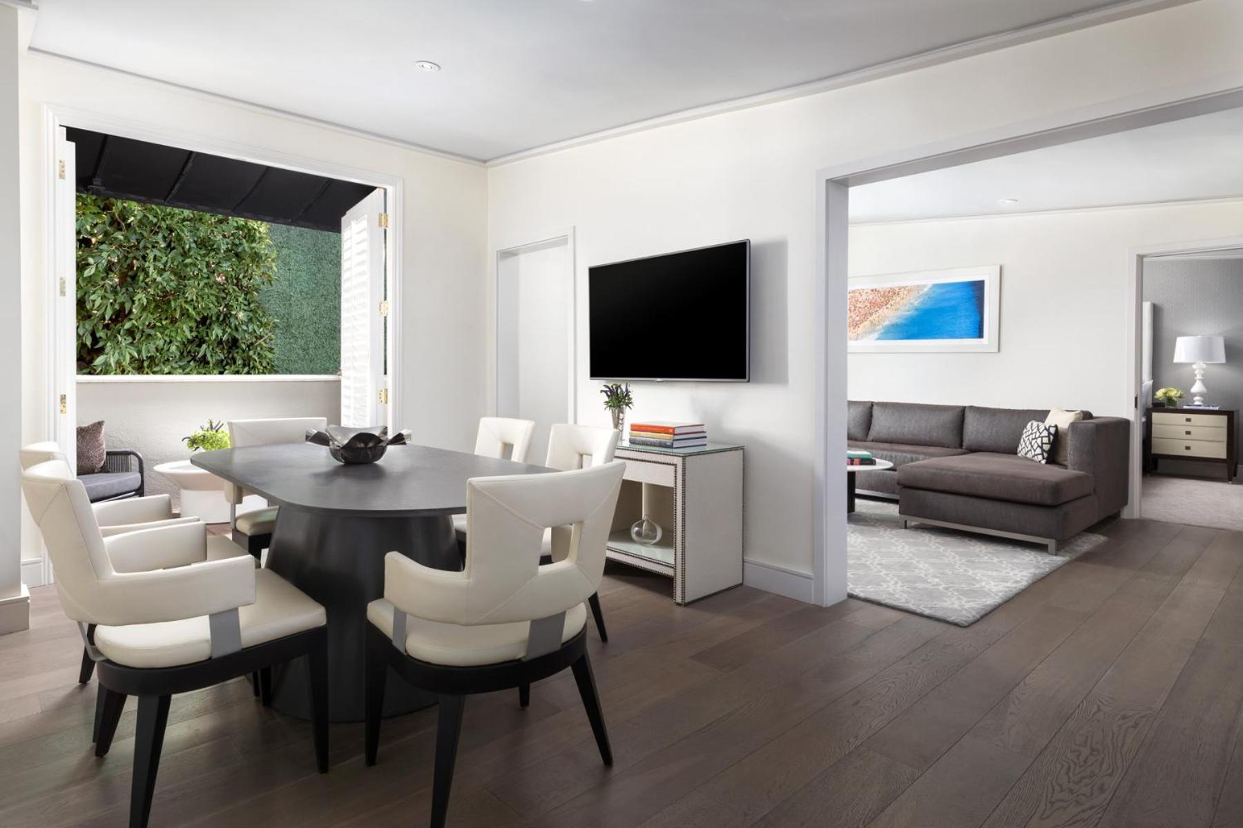 King Suite with Pool View