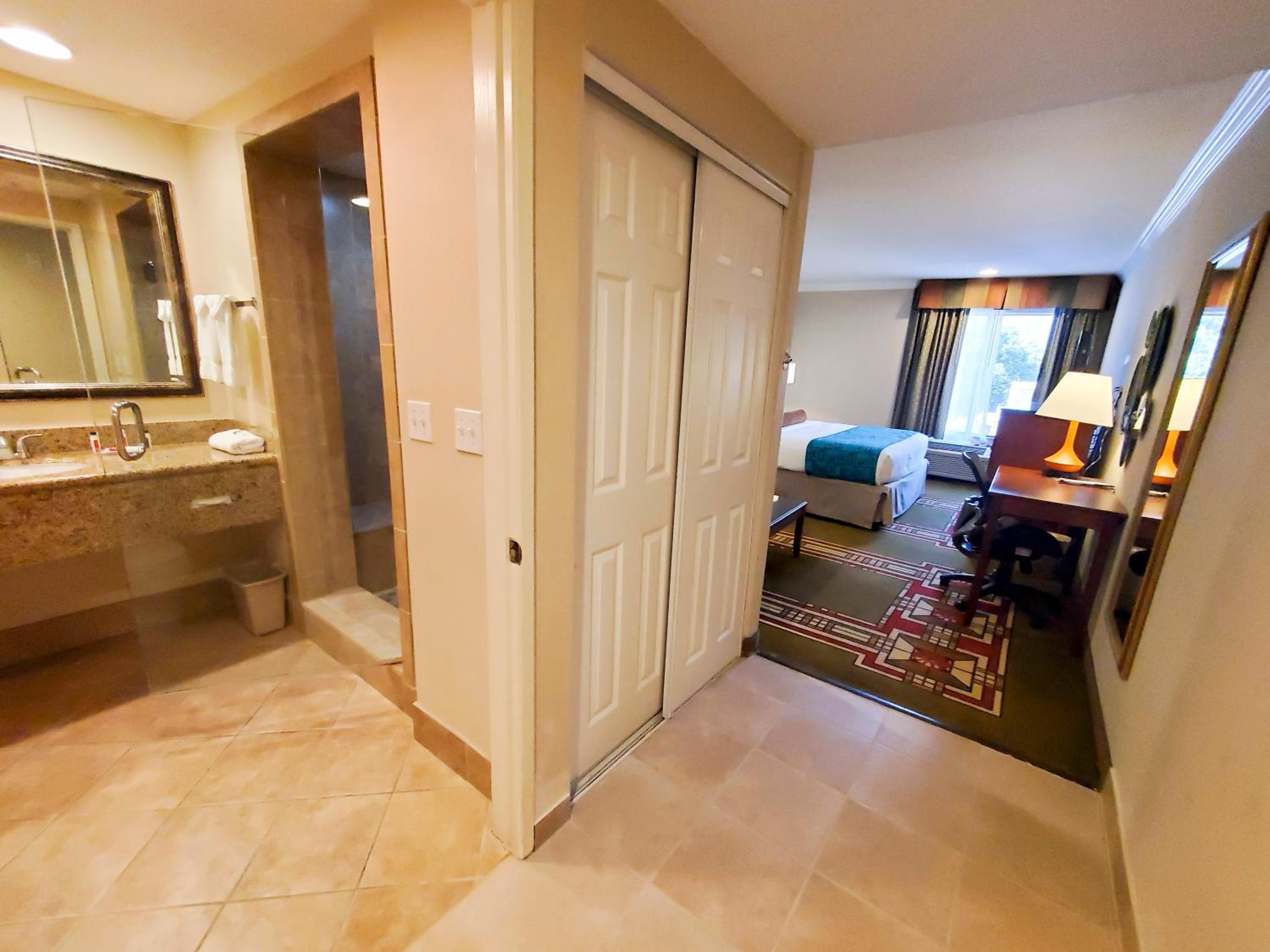 King Room - Non-Smoking - Photo 4