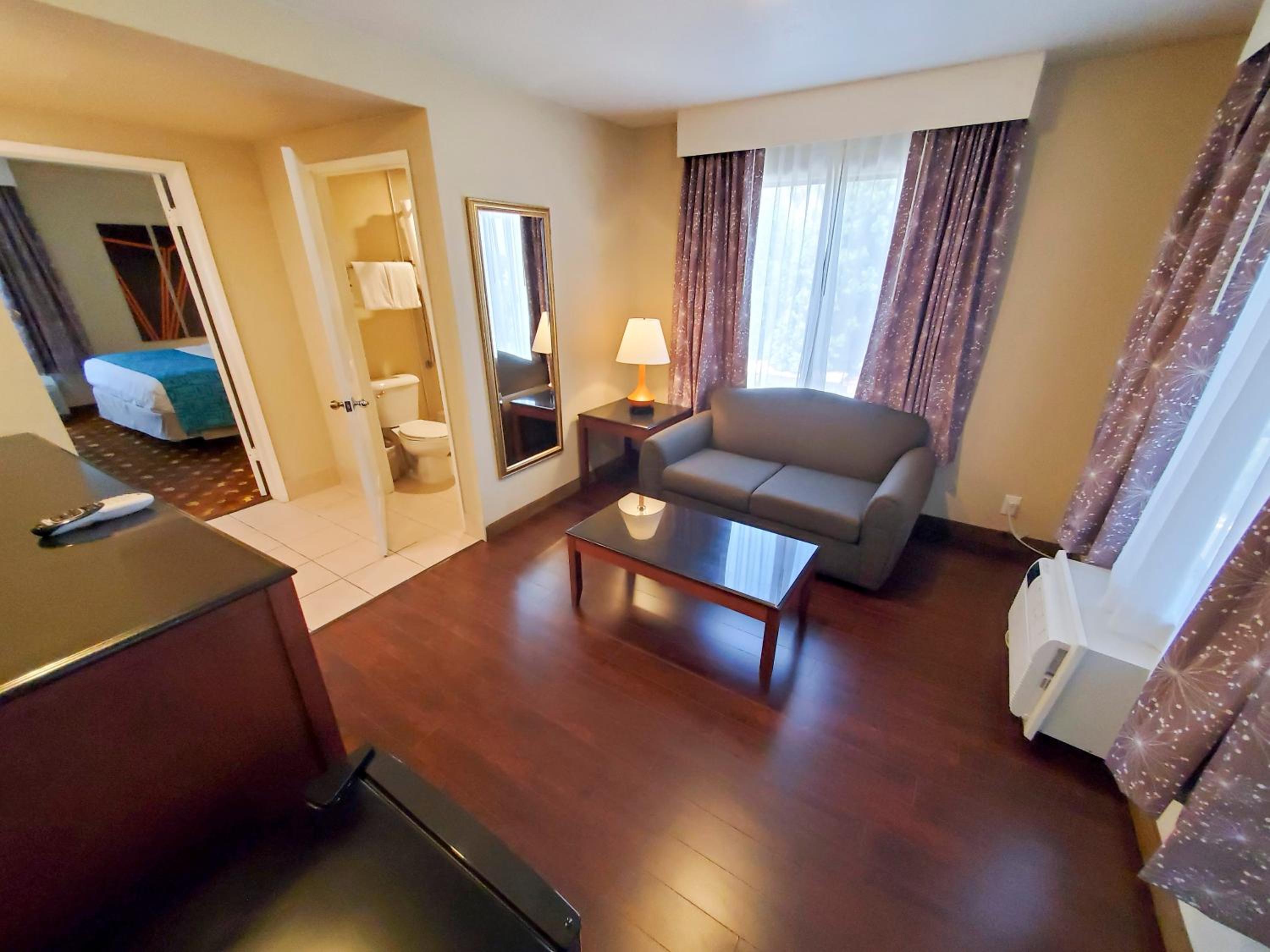 King Suite - Non-Smoking - Photo 2
