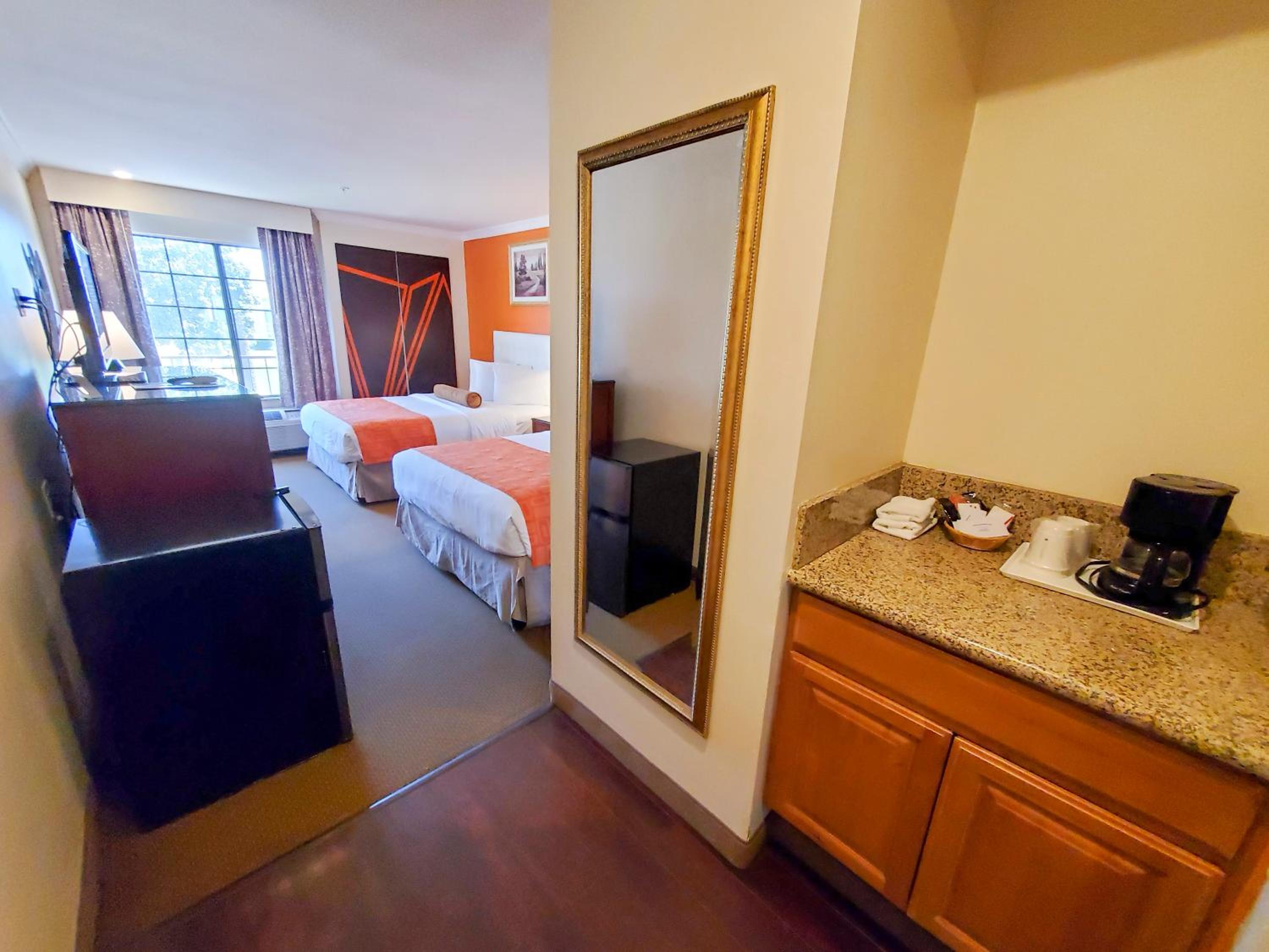 Queen Room with Two Queen Beds - Non-Smoking - Photo 1