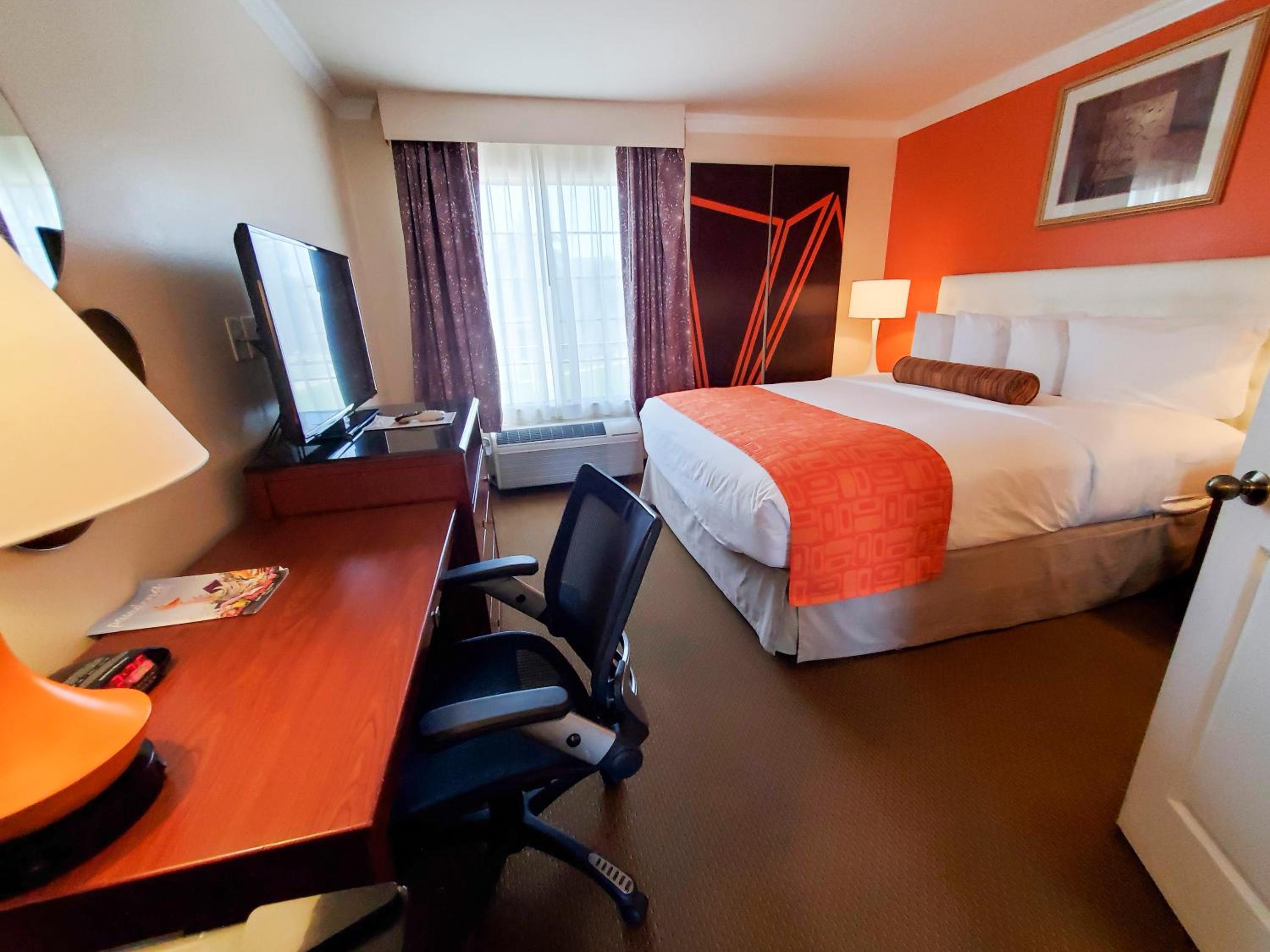 King Suite - Non-Smoking - Photo 4