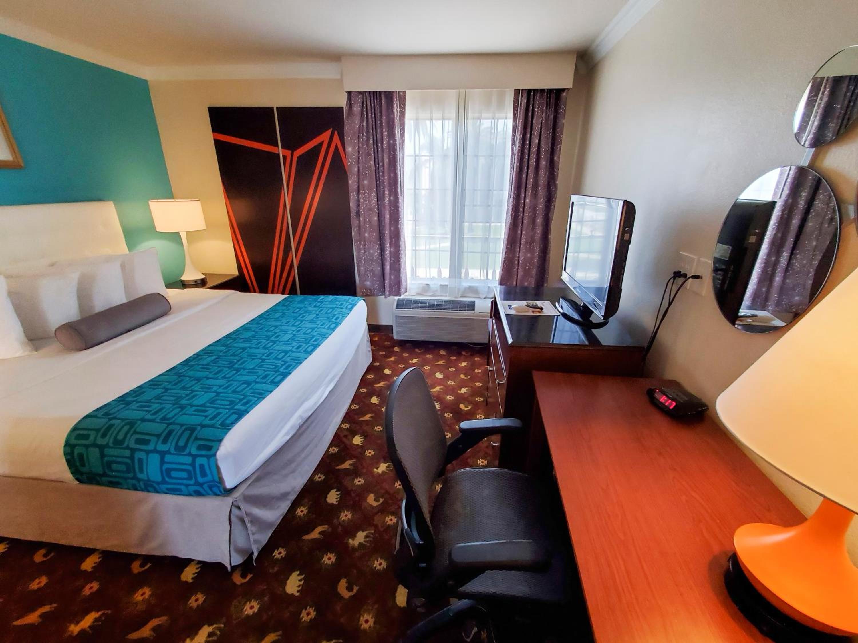King Room - Non-Smoking - Photo 1