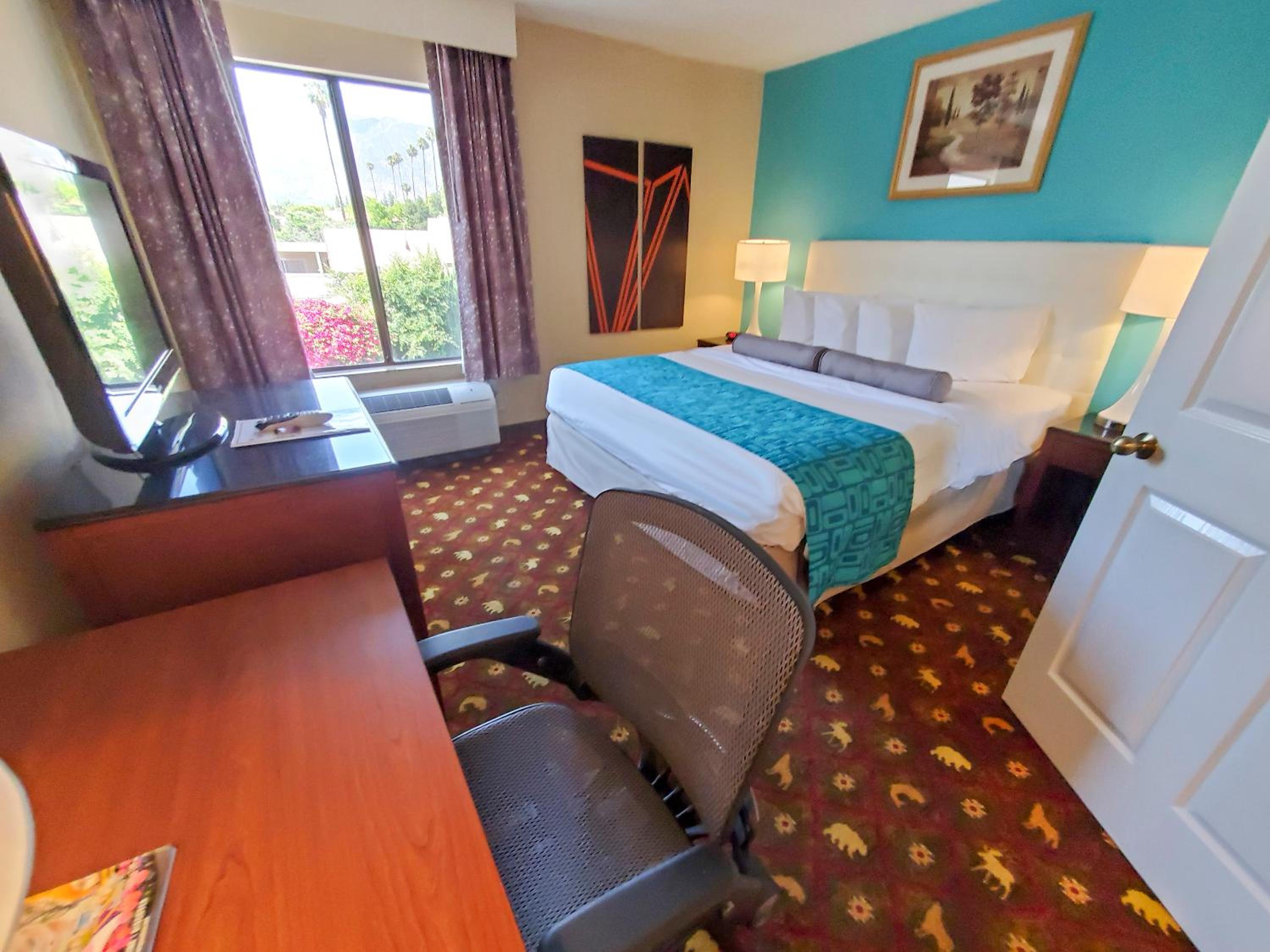 King Suite - Non-Smoking - Photo 6