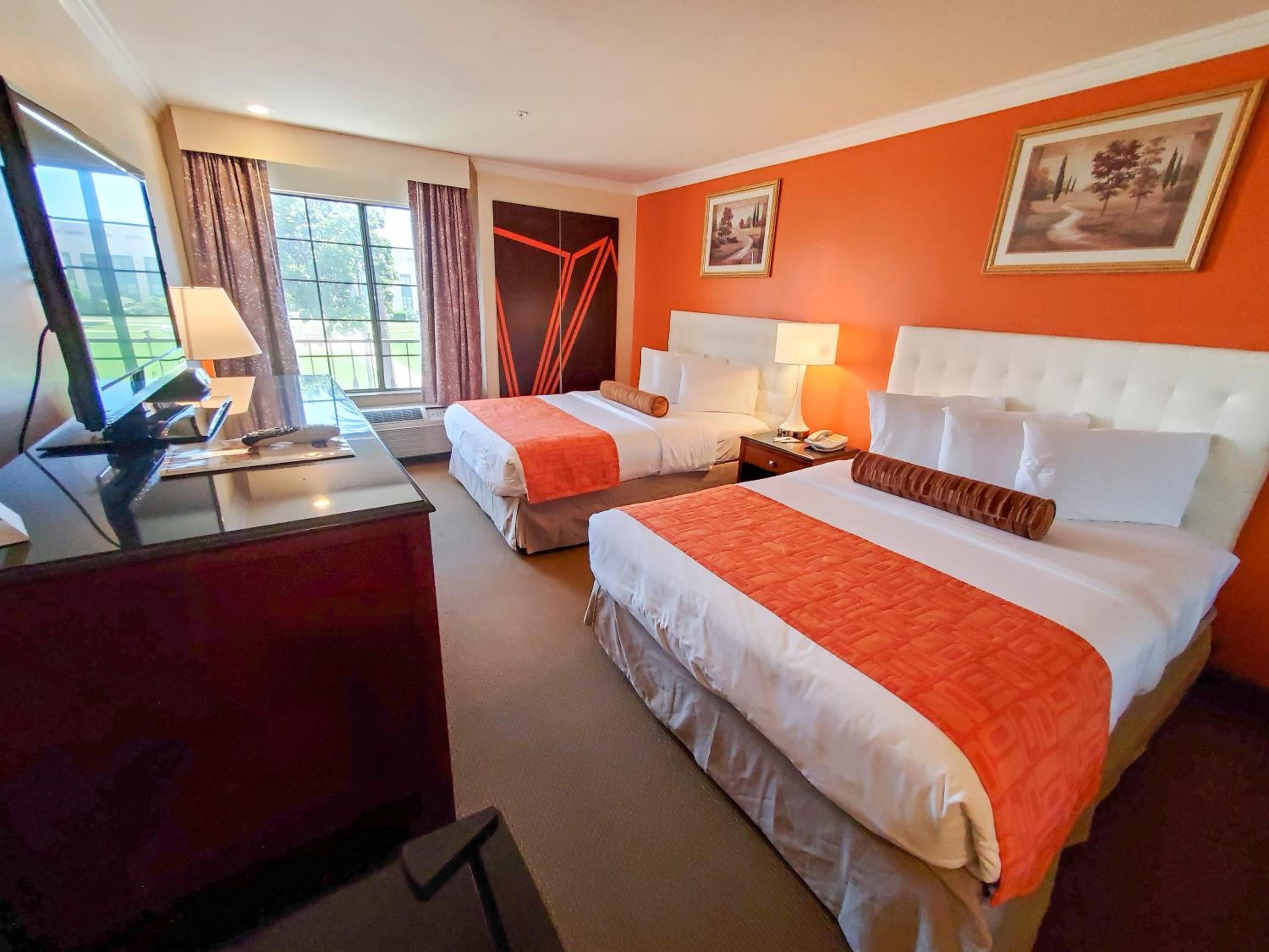 Queen Room with Two Queen Beds - Non-Smoking - Photo 2